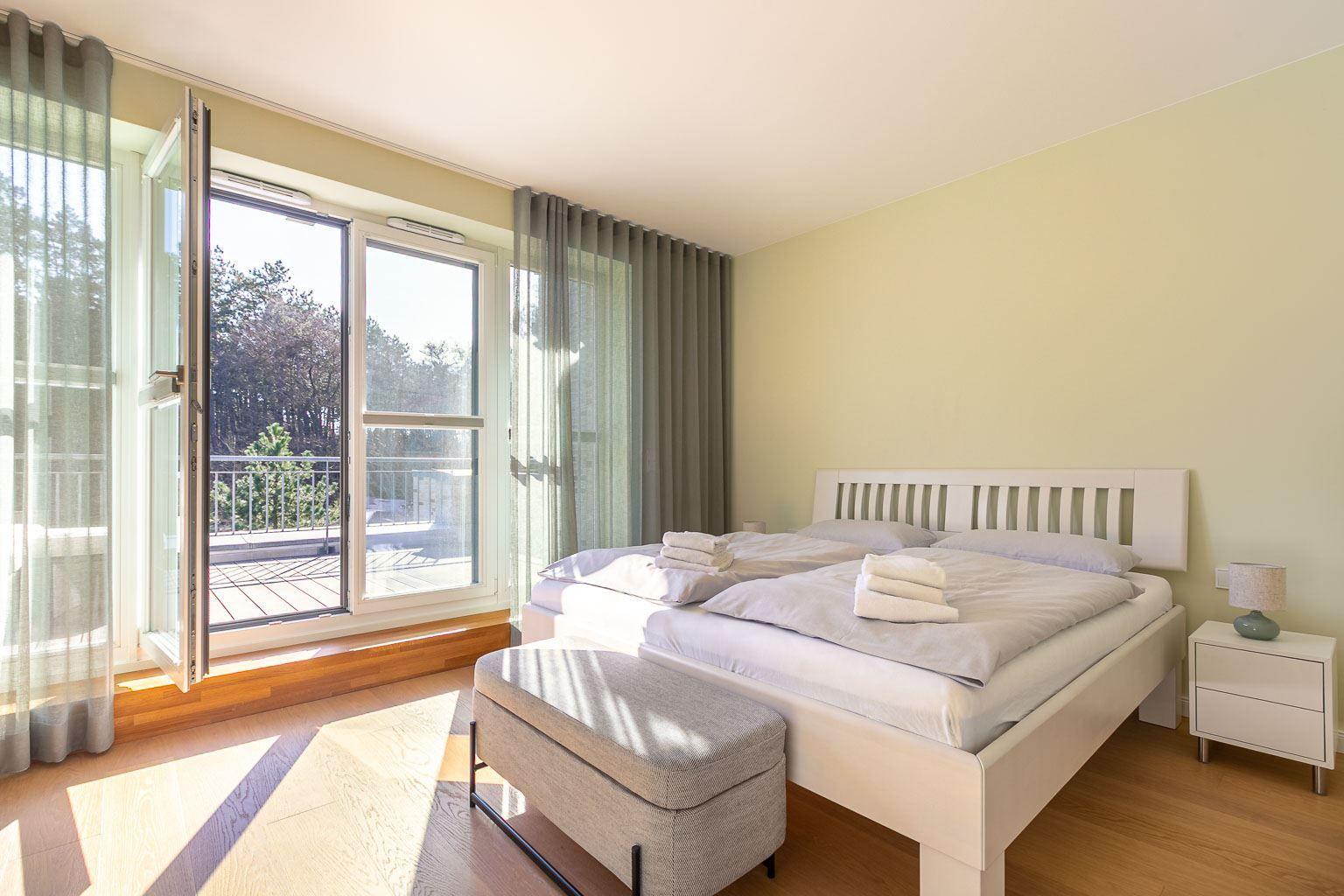 1. Schlafzimmer mit Südbalkon (OG)...