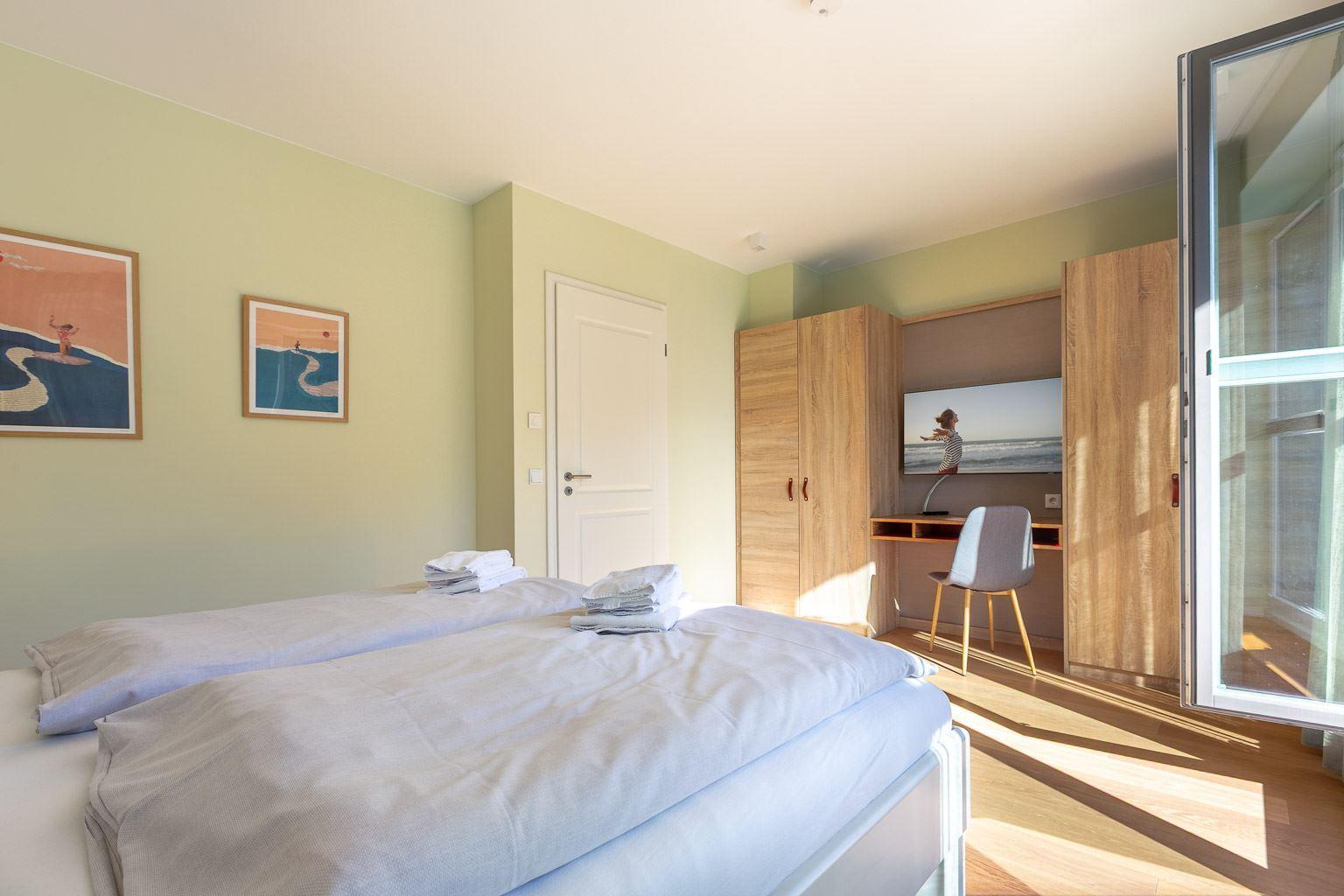 1. Schlafzimmer mit Südbalkon (OG)...