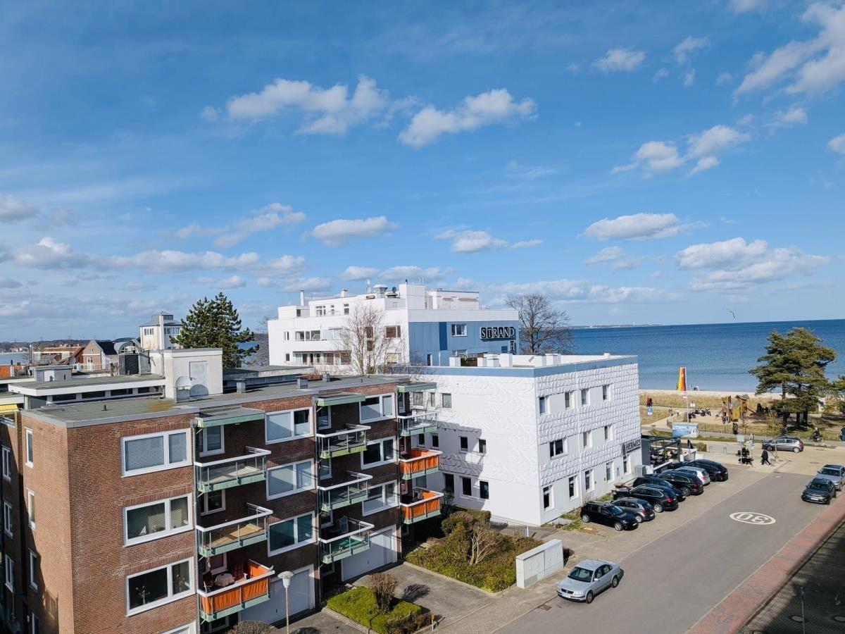 Wohnhaus mit Blick auf Strand und Meer unter blauem Himmel.