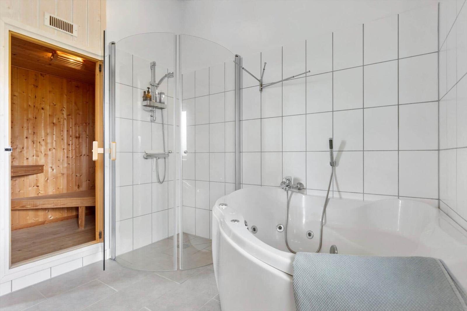 Bad mit Dusche, Whirlpool und Sauna