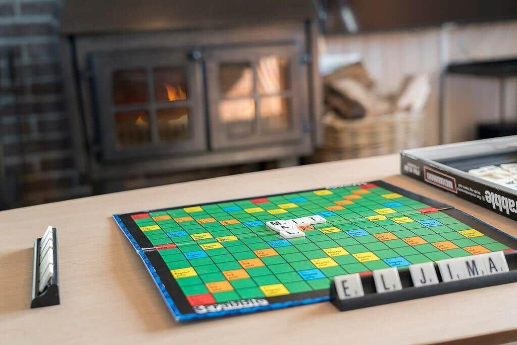 Scrabble-Spiel auf Tisch vor Kamin im Wohnbereich