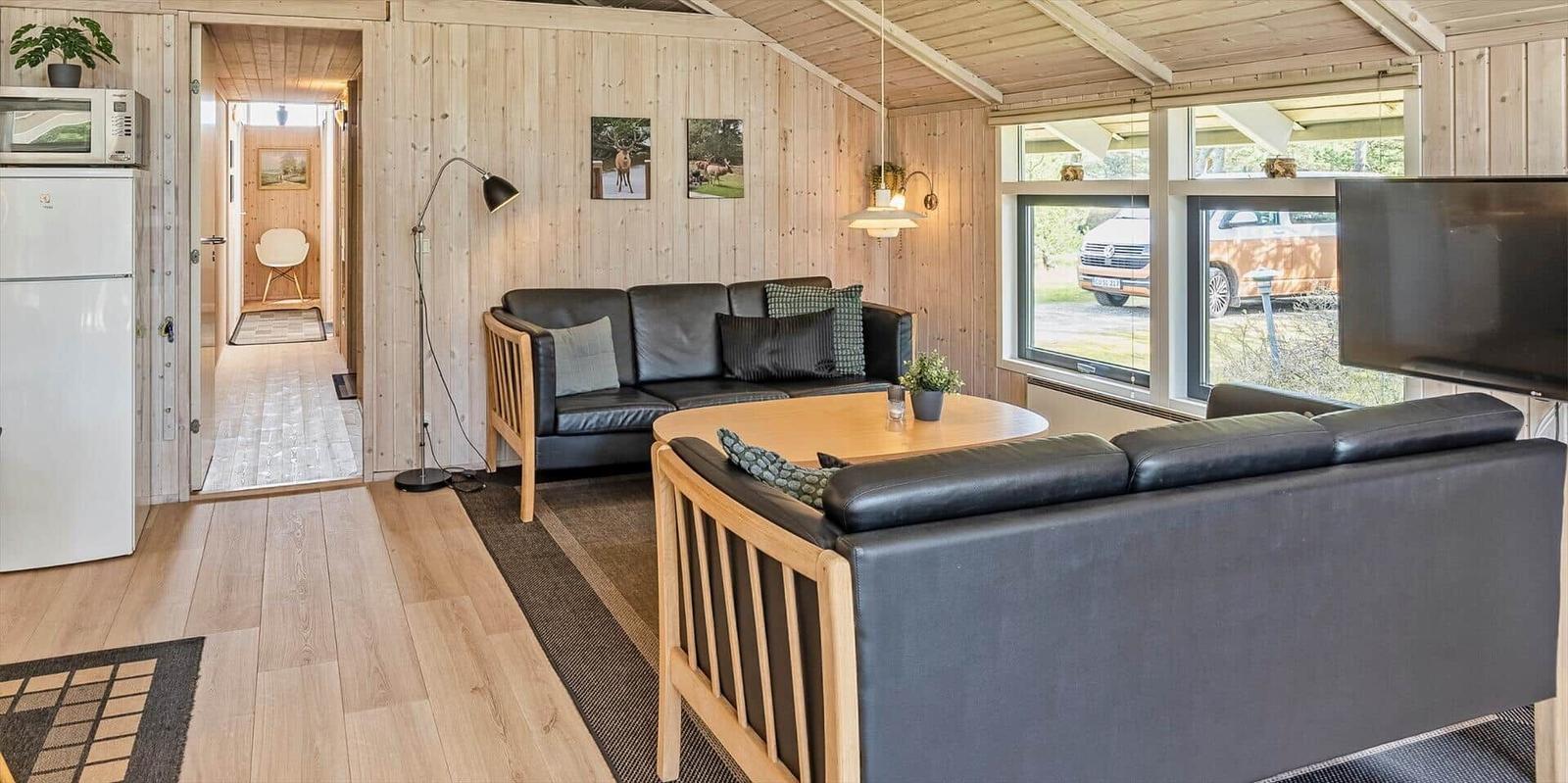 Wohnzimmer mit Sofa, Couchtisch und Fensterblick.