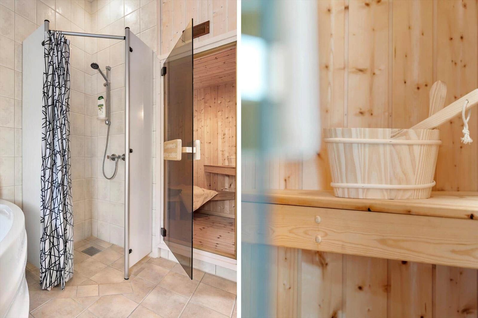Dusche mit Duschvorhang und Sauna mit Holzbank und Eimer.