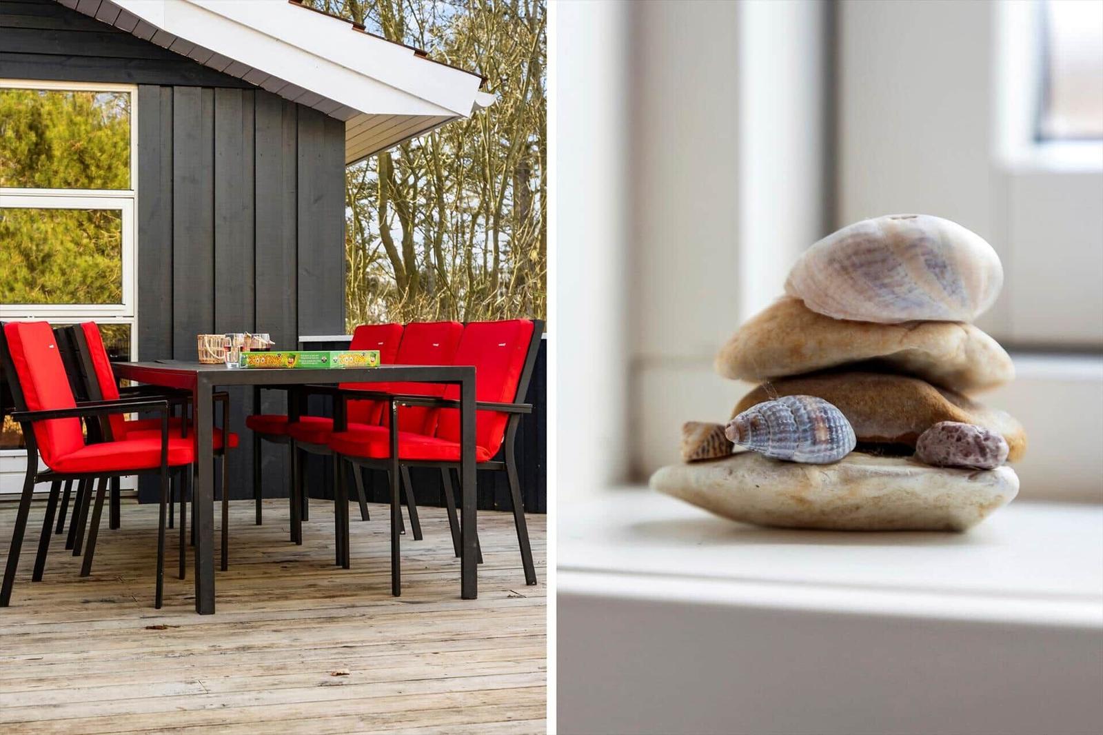 Außenbereich mit Tisch und roten Stühlen. Innen: Steine und Muscheln auf Fensterbank.
