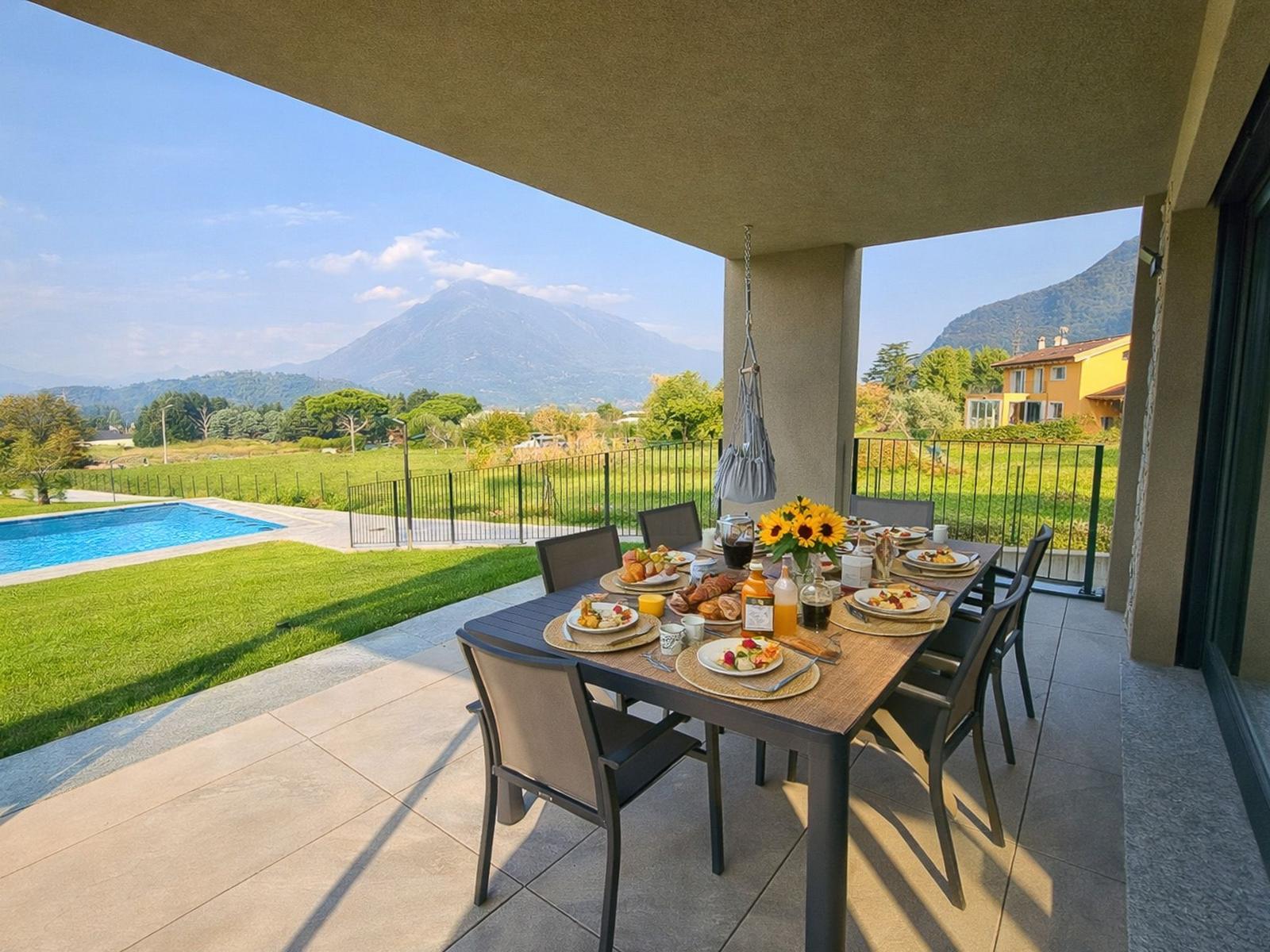 Terrasse mit Esstisch, Pool und Bergblick
