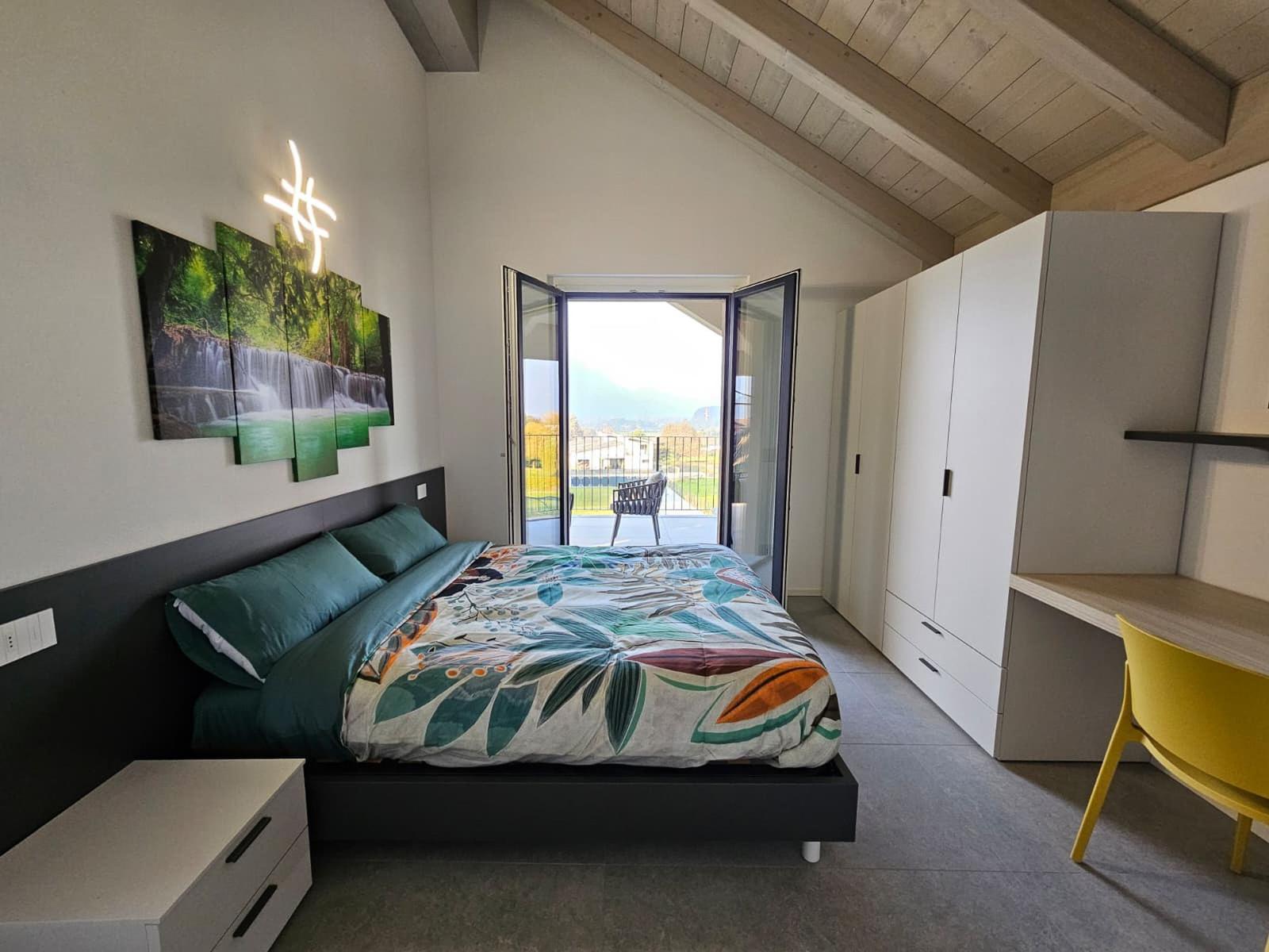 Schlafzimmer mit Balkonzugang und moderner Einrichtung.