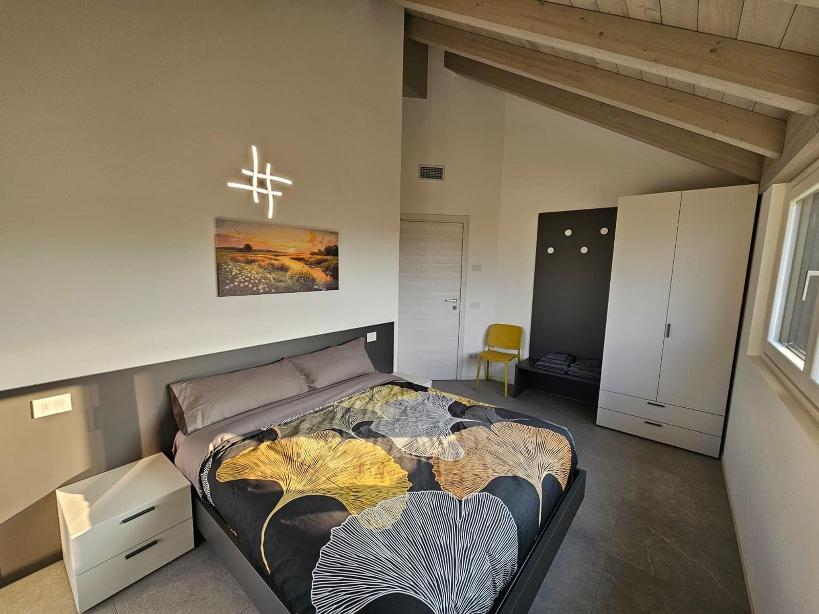 Schlafzimmer mit Bett, Kleiderschrank und Fenster