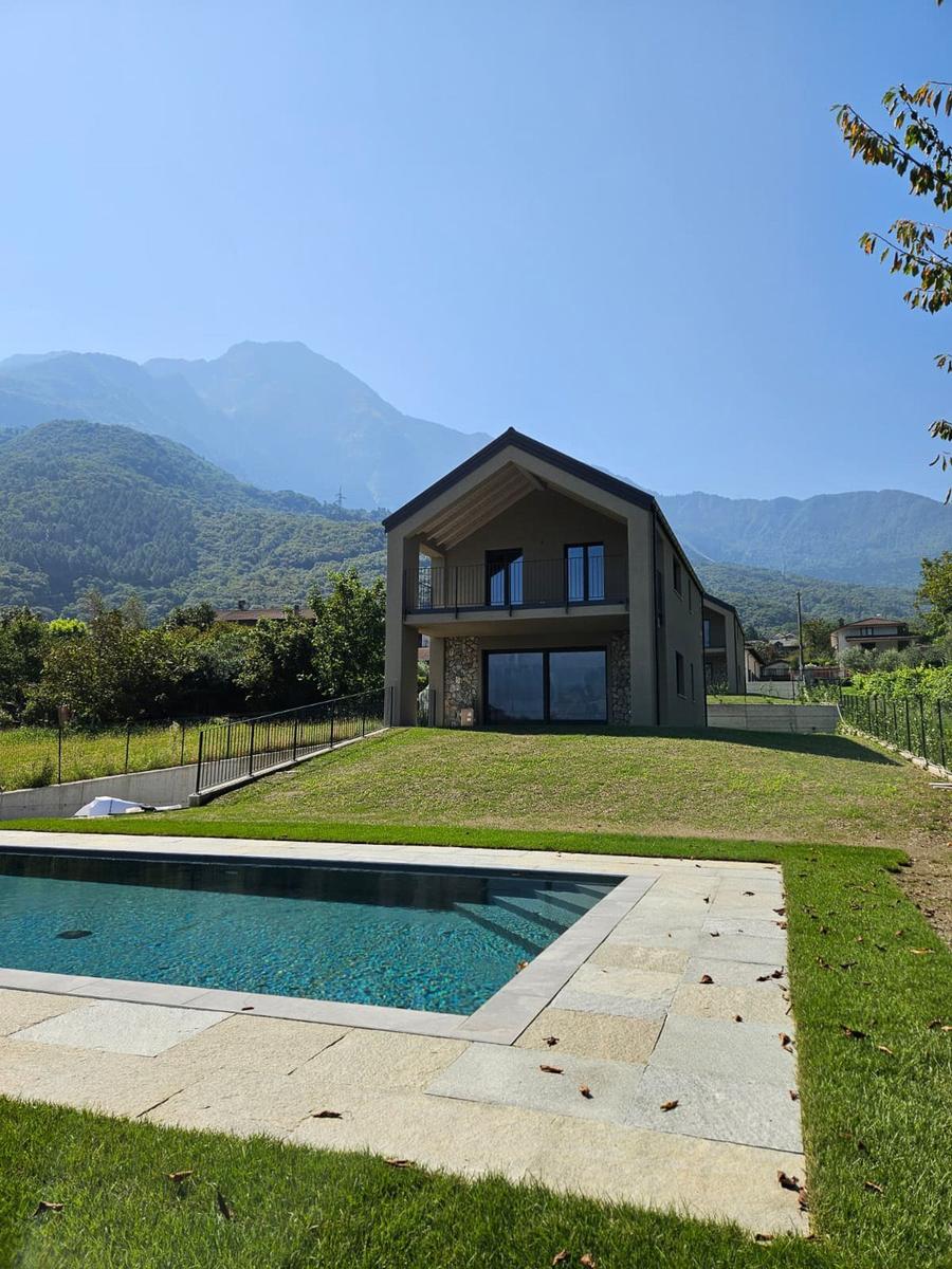 Moderne Villa mit Pool und Bergblick