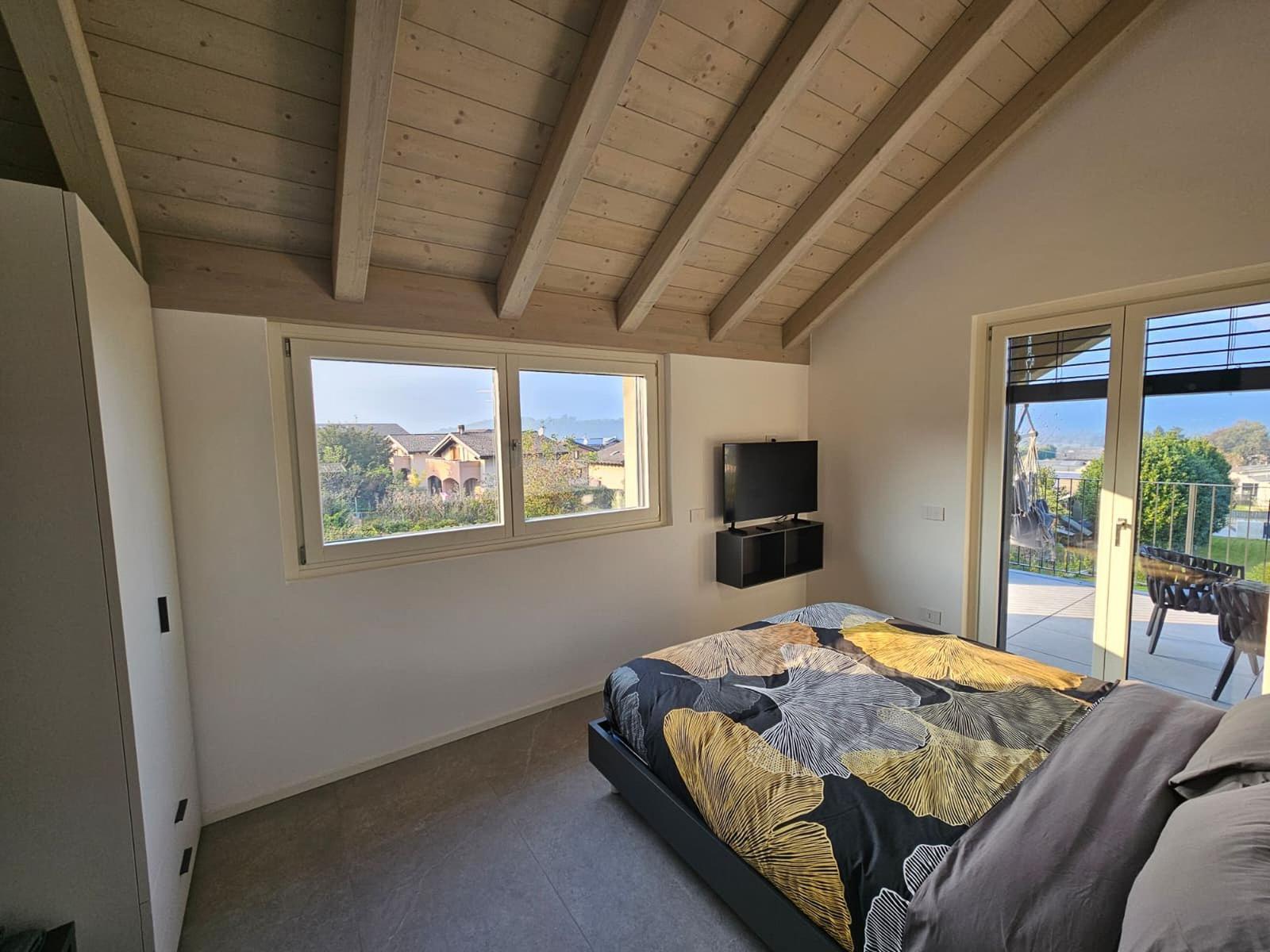 Schlafzimmer mit Blick auf Terrasse und Landschaft