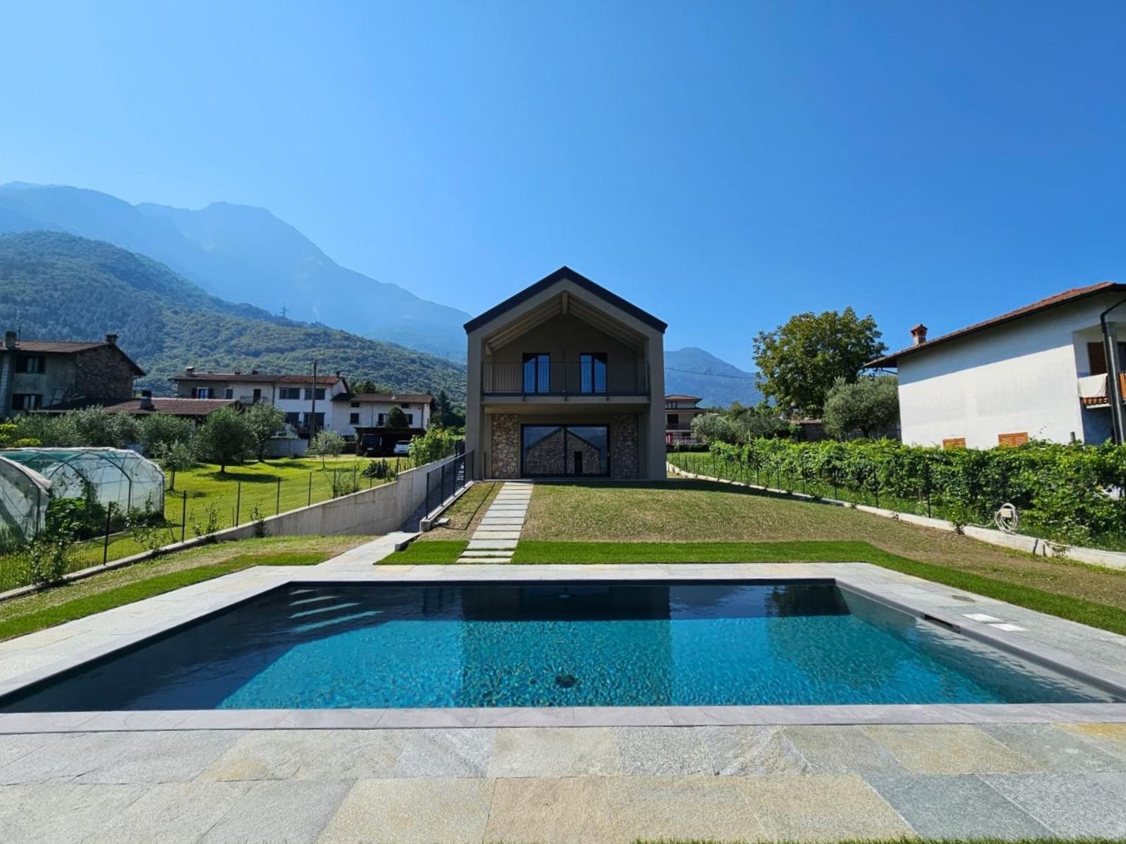 Moderne Villa mit Pool und Blick auf Berge.