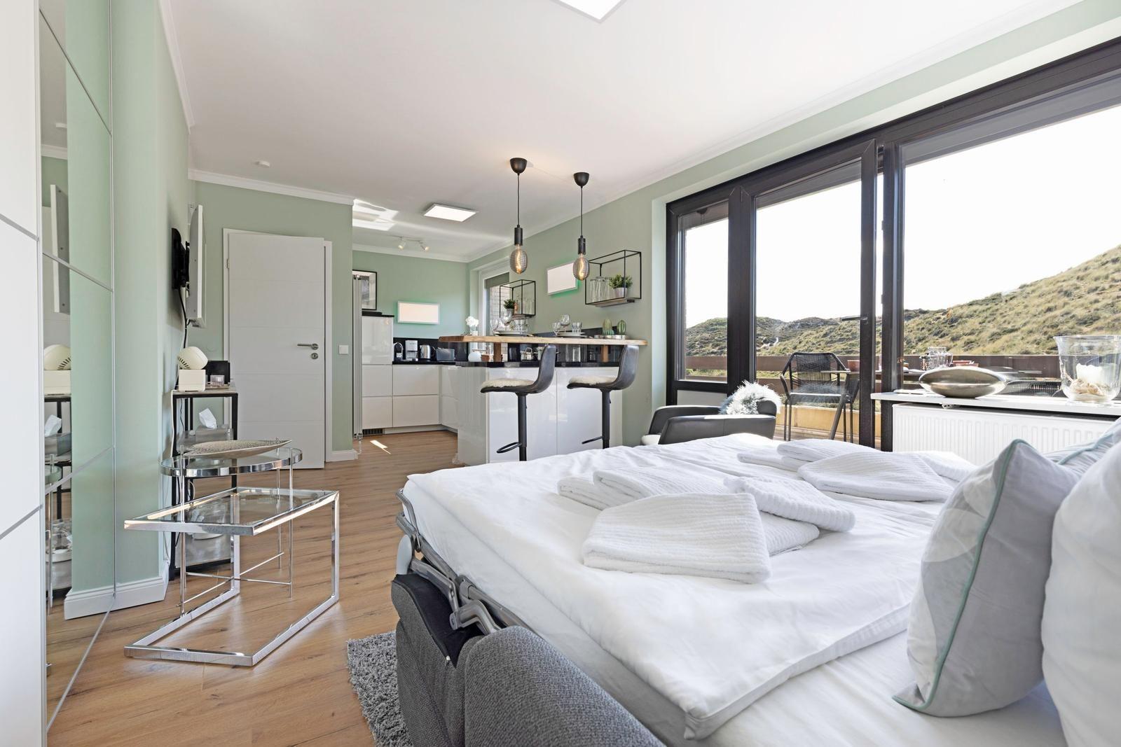 Schlafzimmer mit Blick auf die Berge und integrierte Küche.