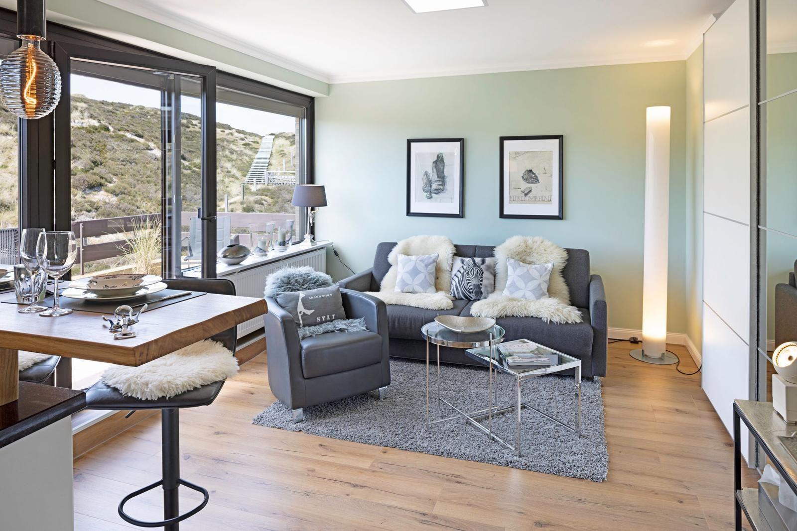 Wohn- und Essbereich mit Blick auf die Landschaft.