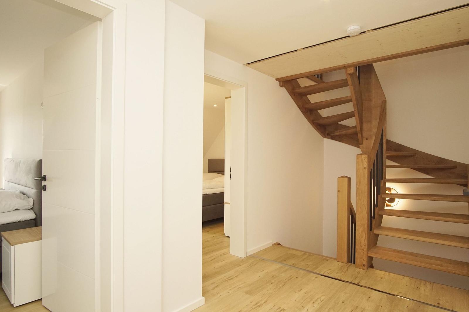 Haus mit Holztreppe und Schlafzimmer im Hintergrund.