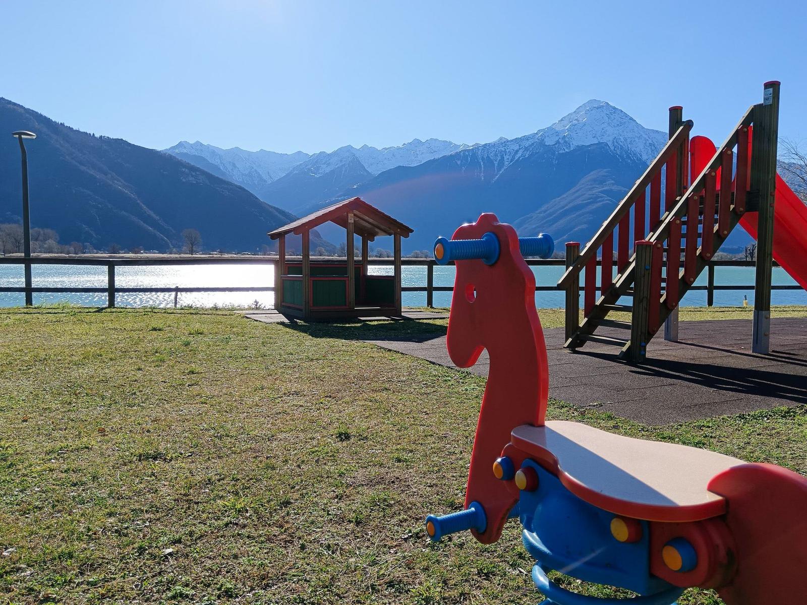Kinder-Spielplatz mit Blick auf See und Berge.