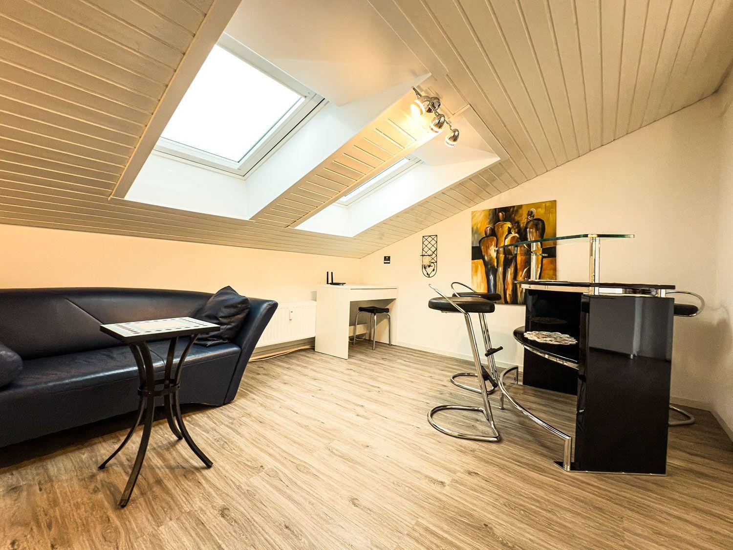 Dachgeschosswohnung mit Sofa, Bar und Schiebedach