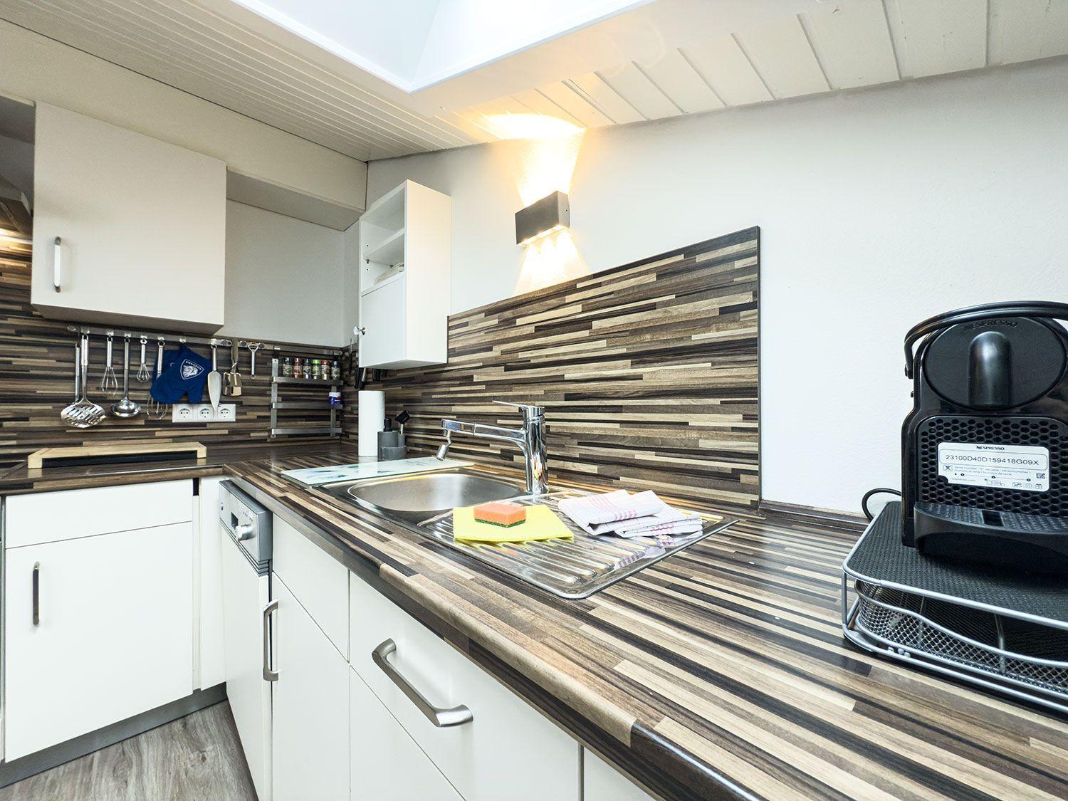 Küche mit Holzoptik Arbeitsplatte, Spüle und Kaffeemaschine