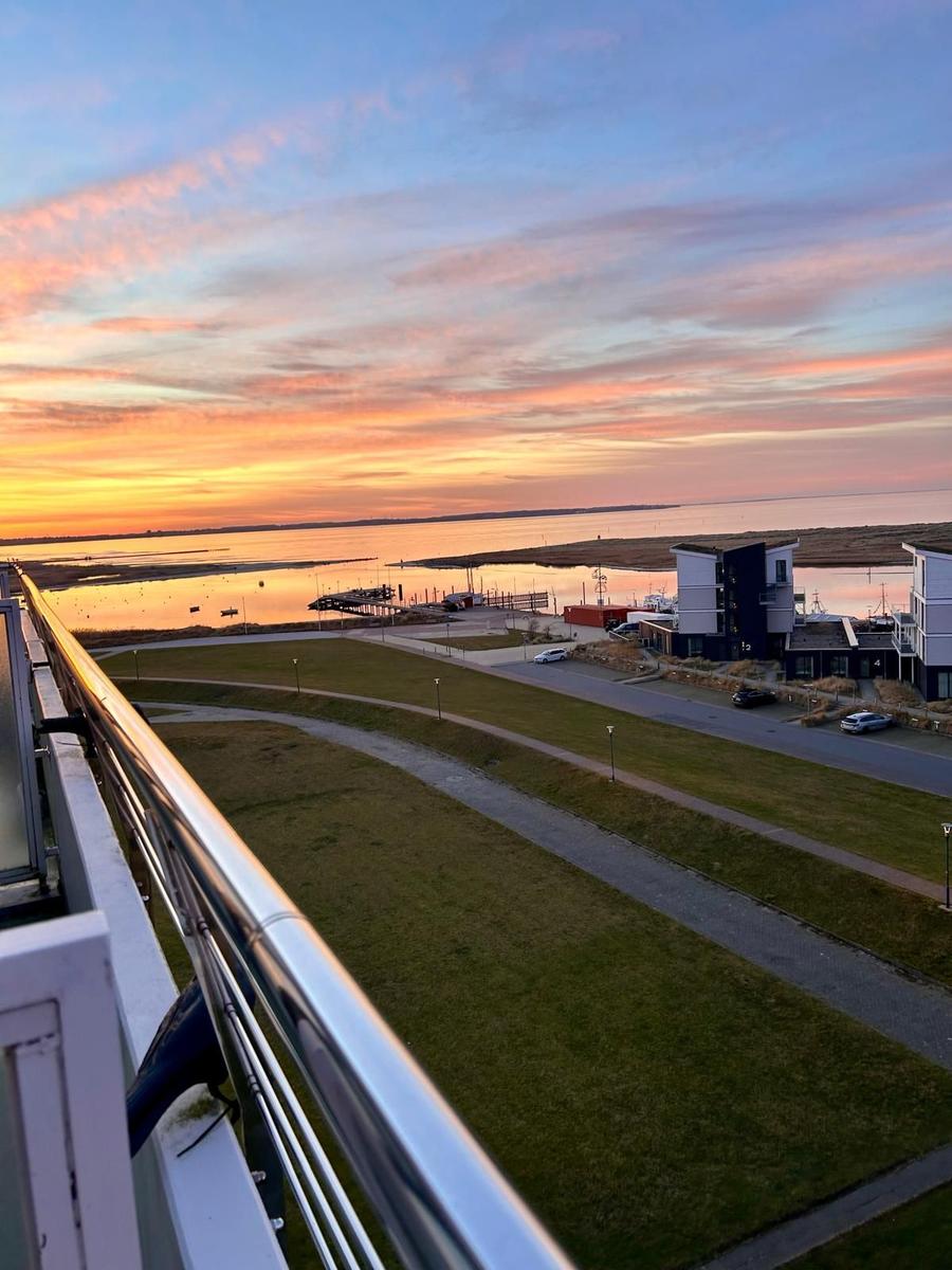 Balkon mit Blick auf Hafen und Sonnenuntergang