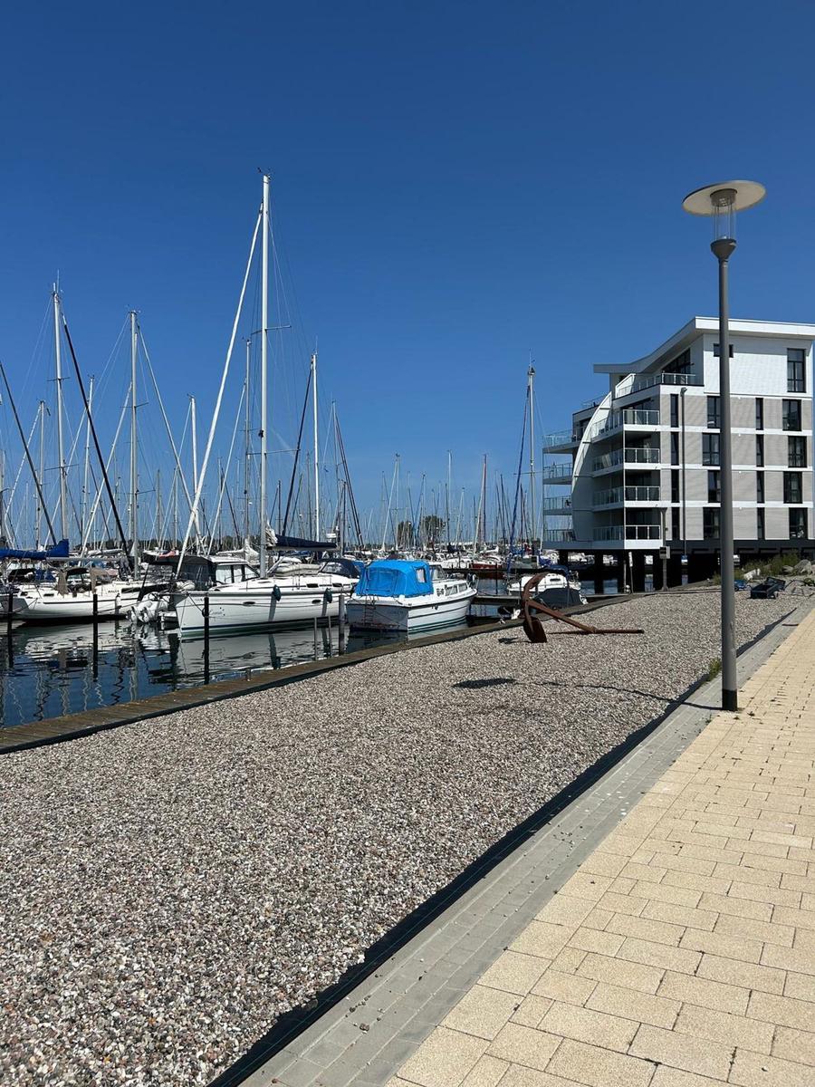 Marina mit Booten und modernem Gebäude am Ufer
