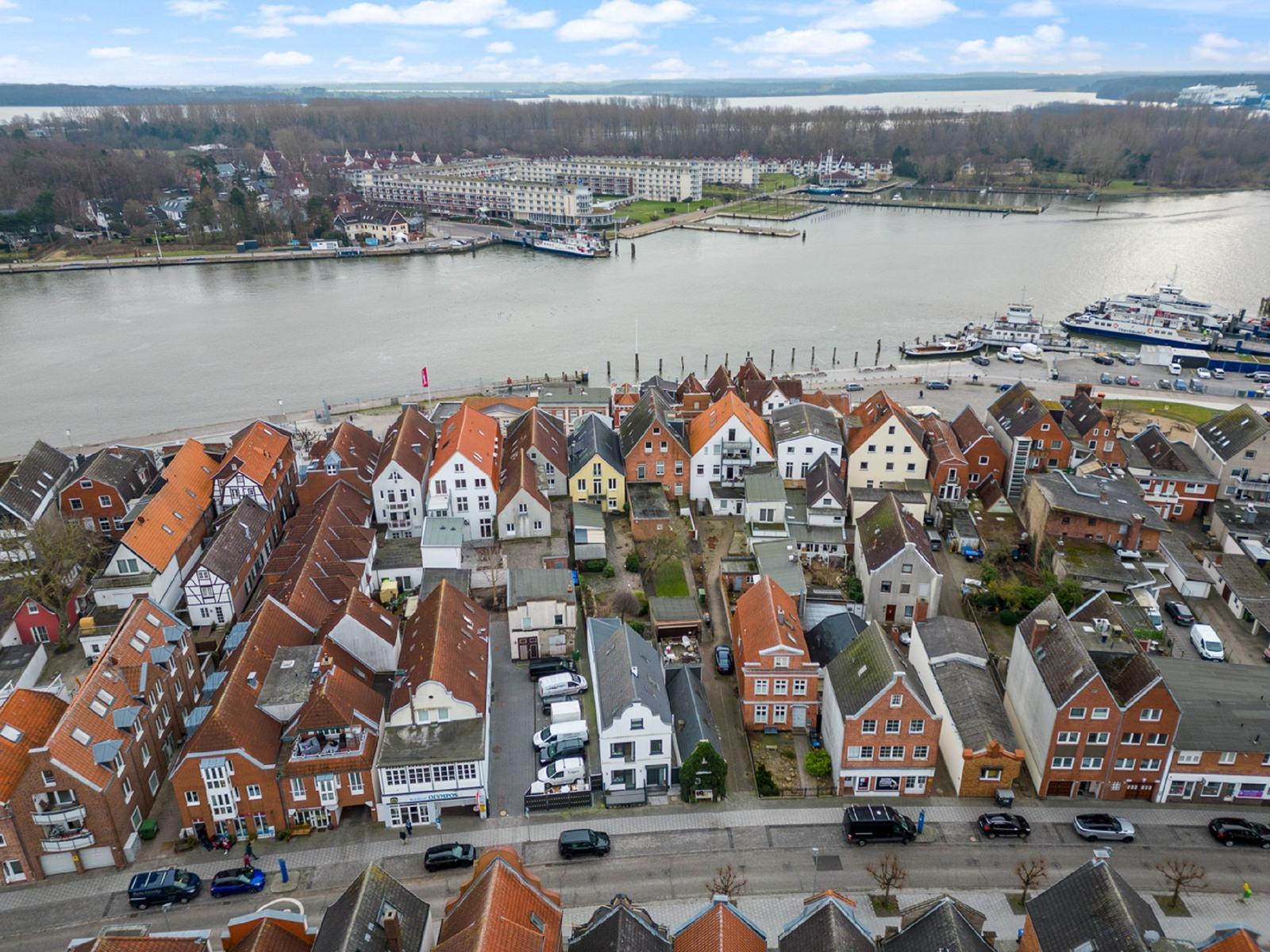 Stadtansicht mit Häusern am Wasser und Hafenbecken