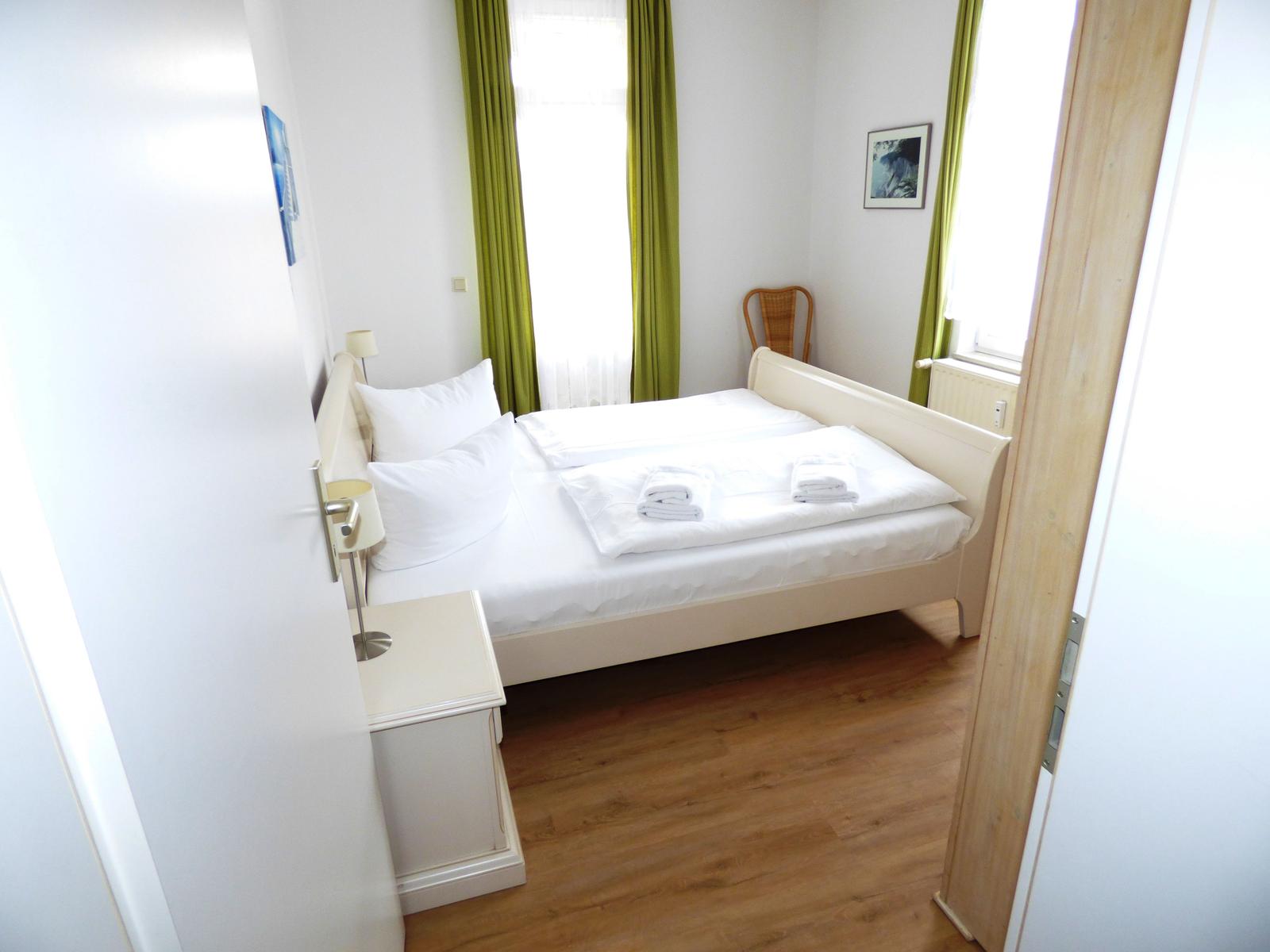 Schlafzimmer mit bequemen Doppelbett (180cm)