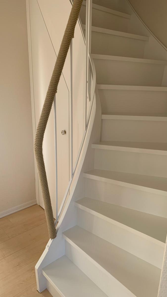 Auch unter der Treppe zum Obergeschoss bietet ein neuer Einbauschrank viel Platz.