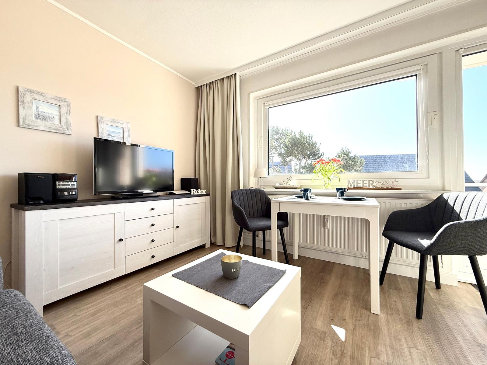 Helles Wohn-und Esszimmer