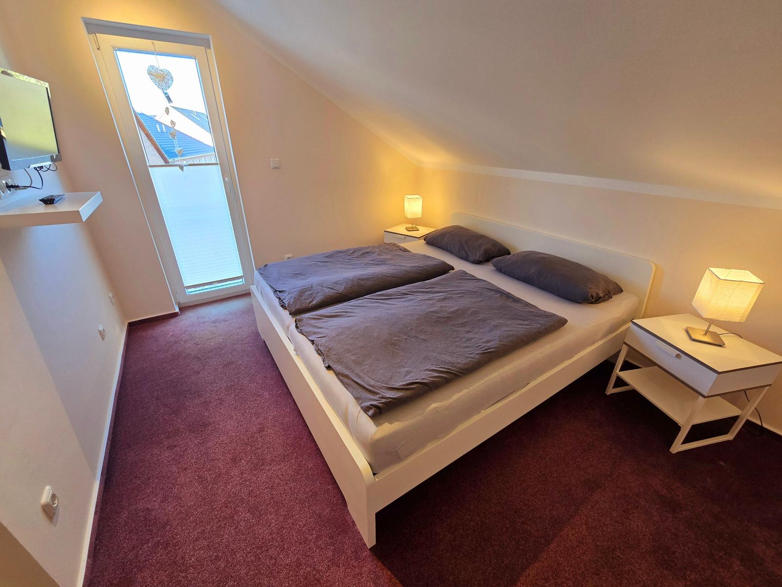 Gemütliches Schlafzimmer mit Doppelbett für erholsame Urlaubsnächte.