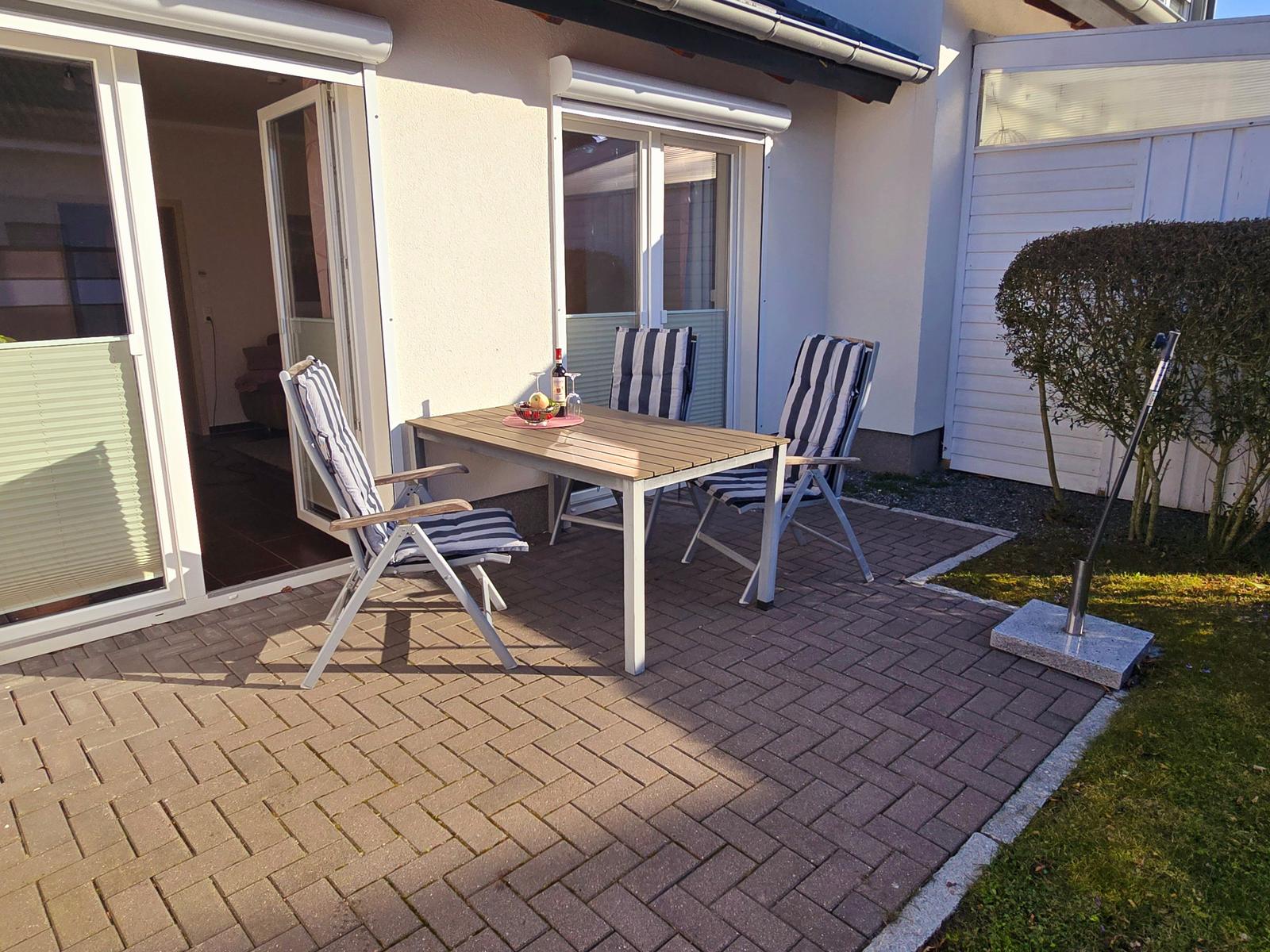 Sonnige Terrasse mit Sitzgelegenheiten für entspannte Stunden im Freien.