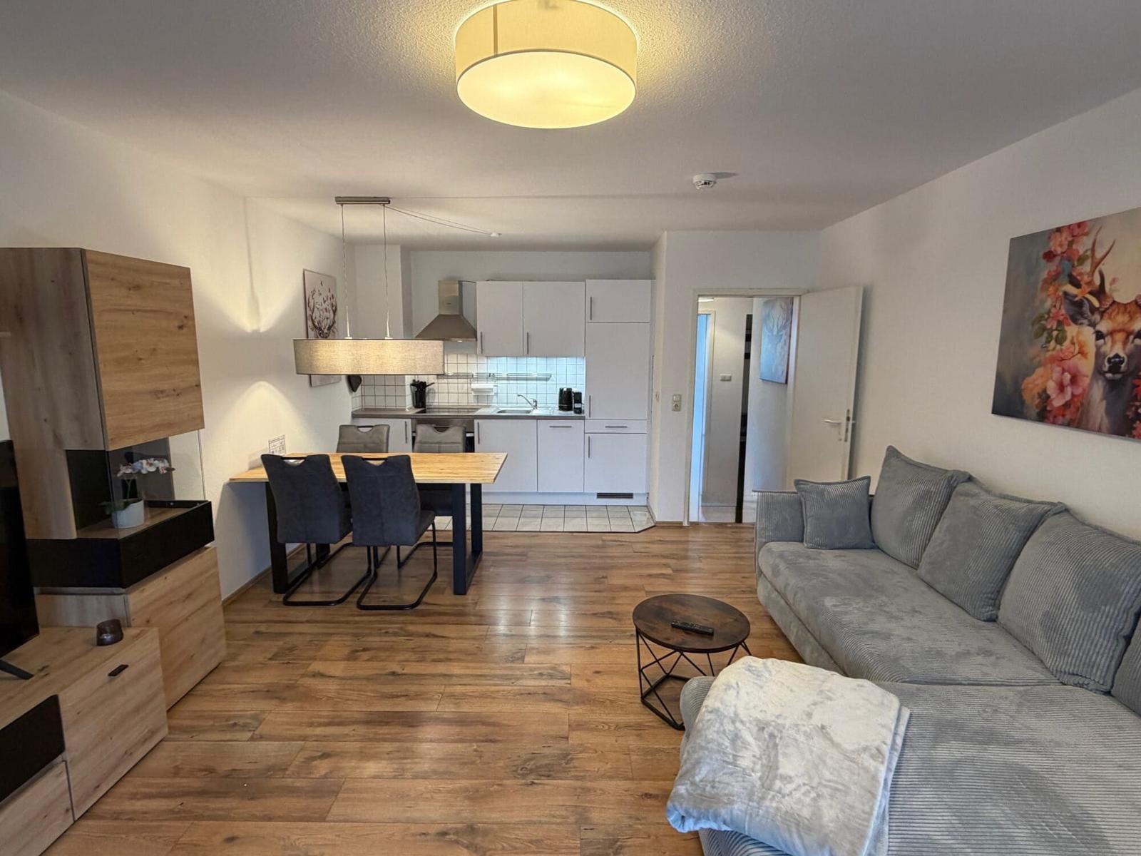 Wohn-/Schlafbereich mit offener Küche