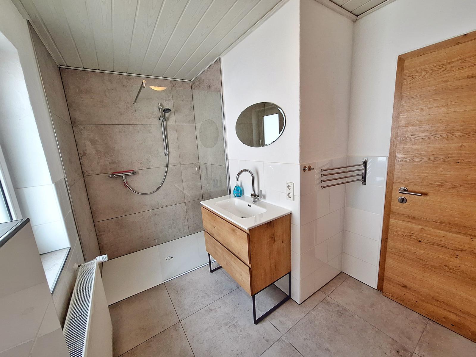 Im Erdgeschoss: neues Badezimmer mit ebenerdiger Dusche und WC