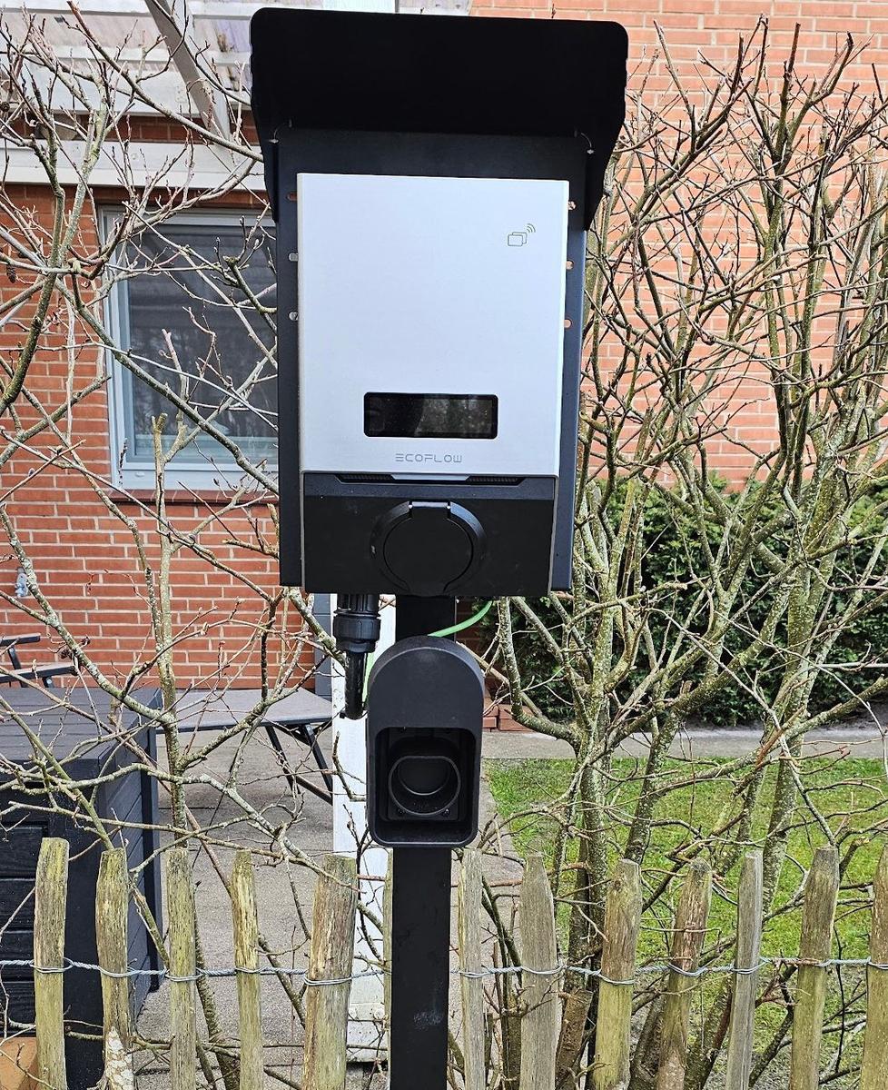 Ladestation für Elektrofahrzeuge im Gartenbereich