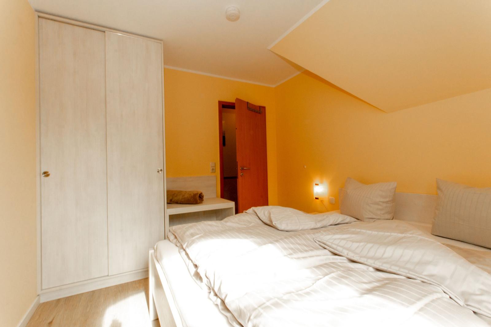 Schlafzimmer 1...