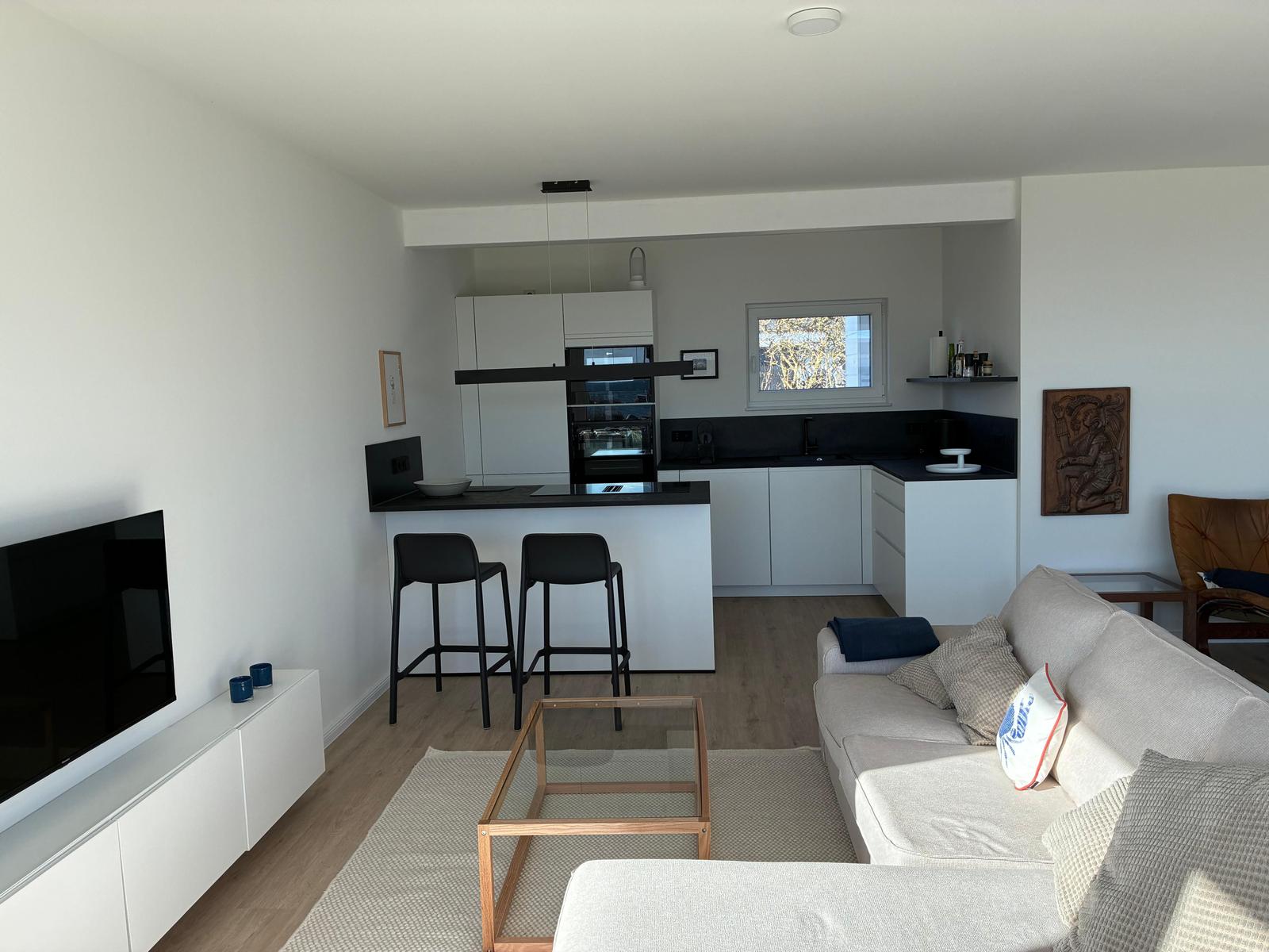 Wohnzimmer und offene Küche