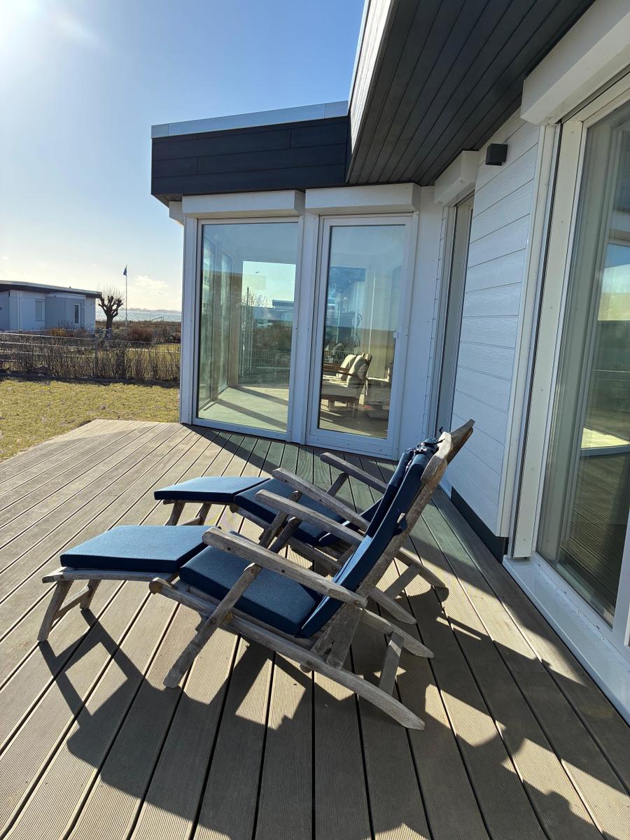 Sonnen-Terrasse mit Deckchairs und Marquise