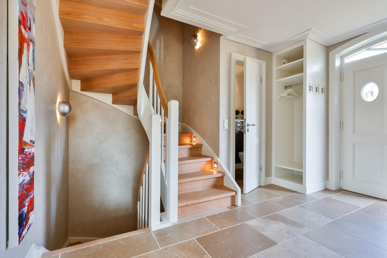 Eingangsbereich mit Treppe, Kleiderschrank und Tür