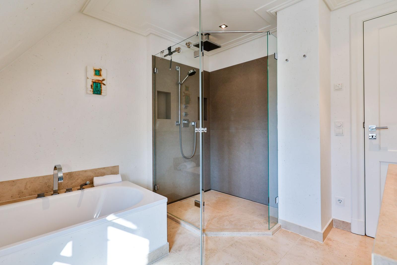 Bad mit Whirlpool und Dusche mit Glaswand