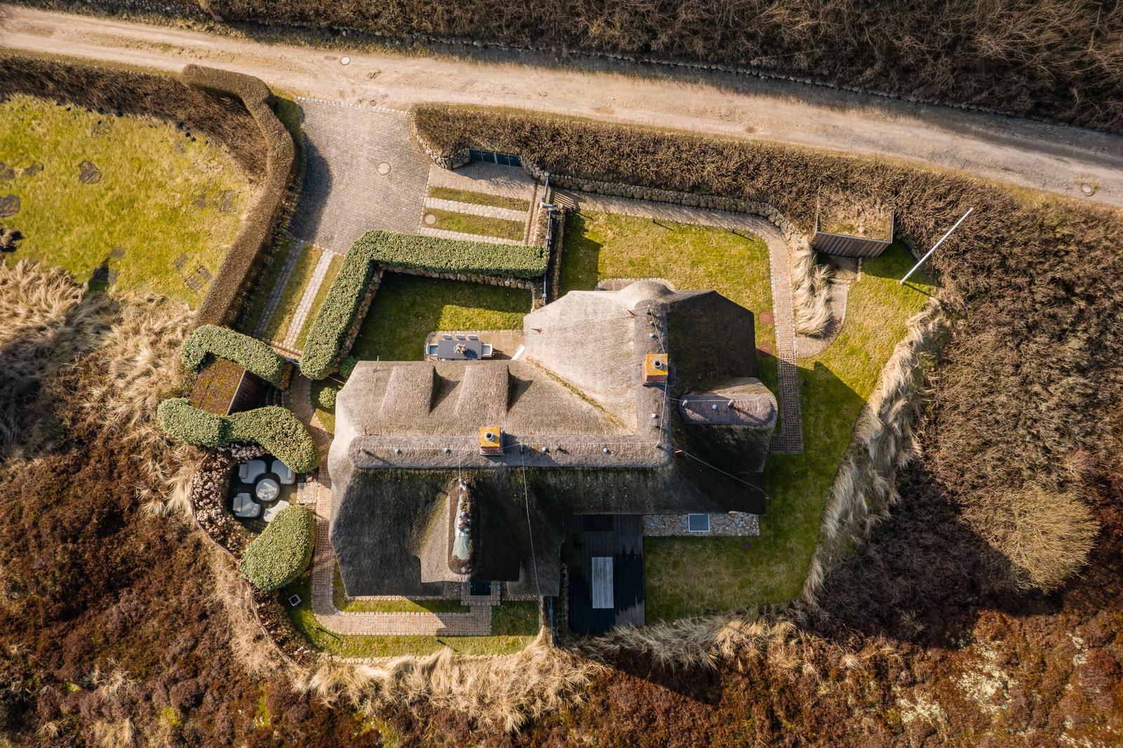 Haus mit Dach und Garten von oben gesehen
