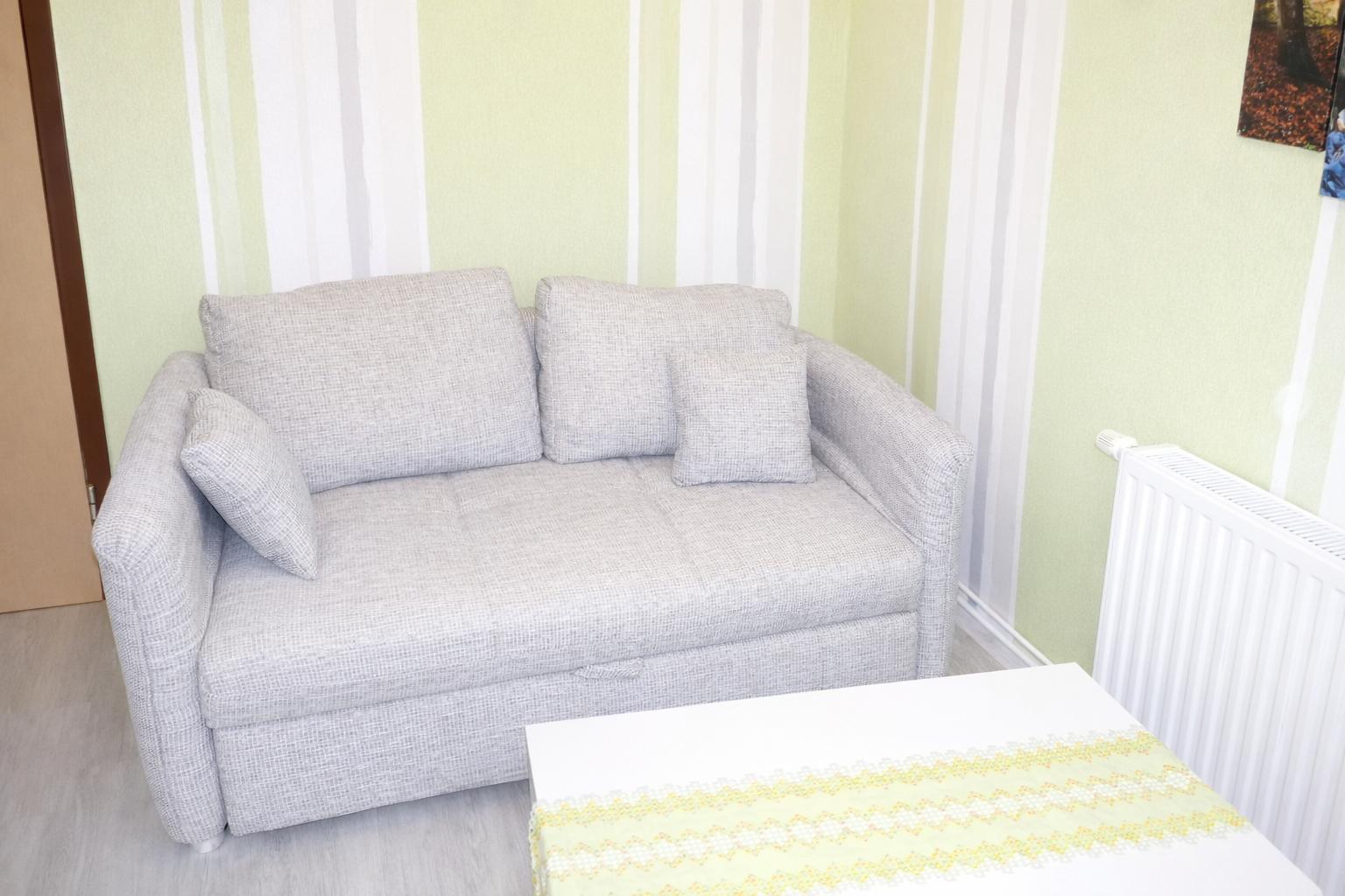 Bequemes Sofa im Wohnzimmer als Aufbettung