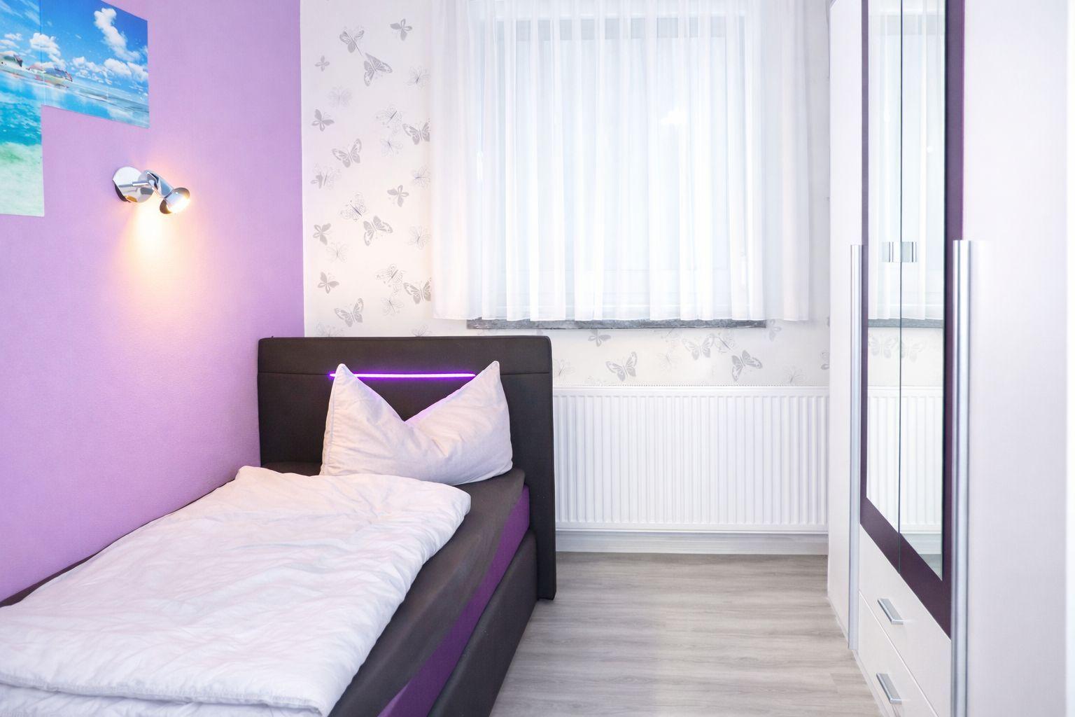Schlafzimmer mit zusätzlichem Einzelbett