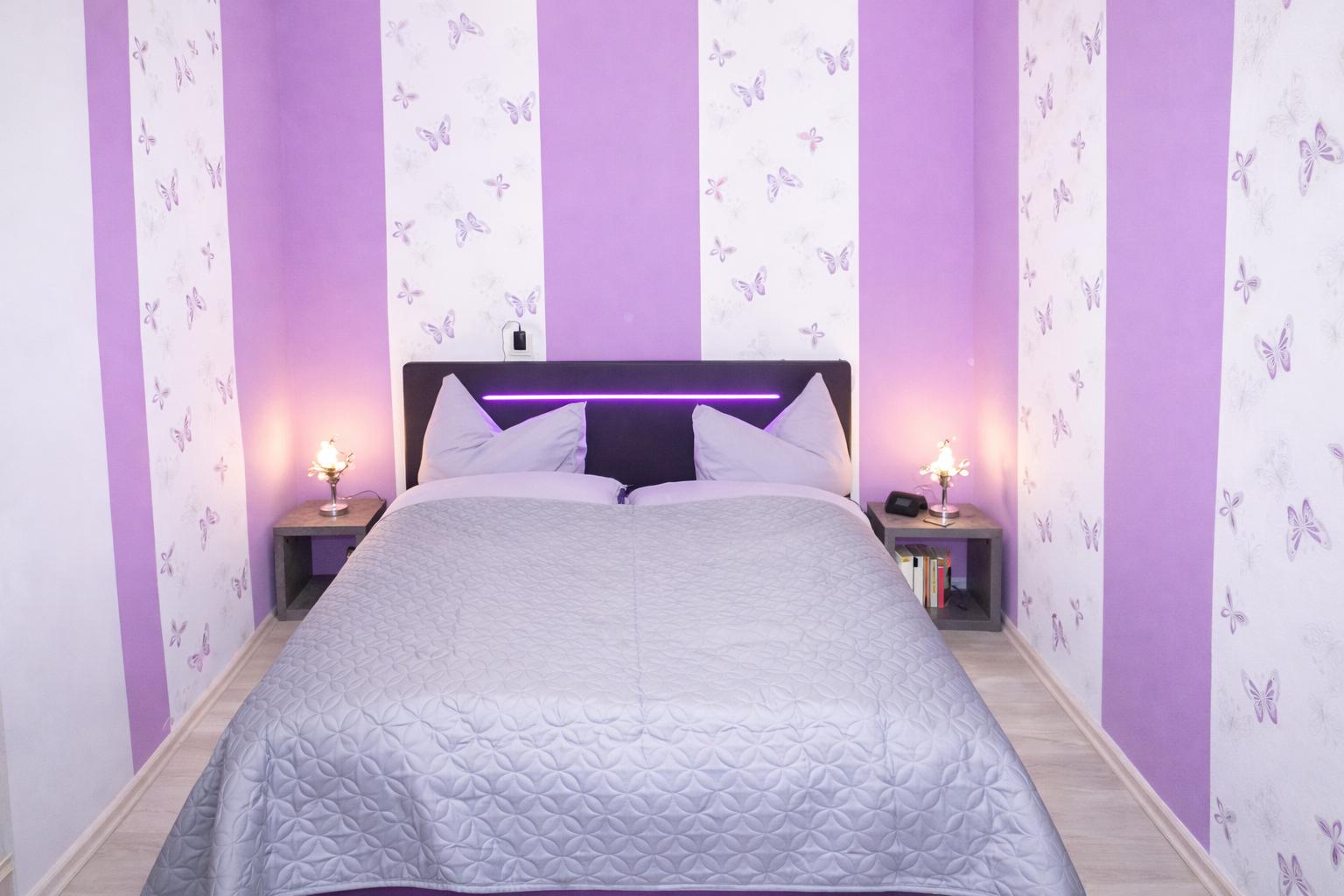 Schlafzimmer mit Doppelbett