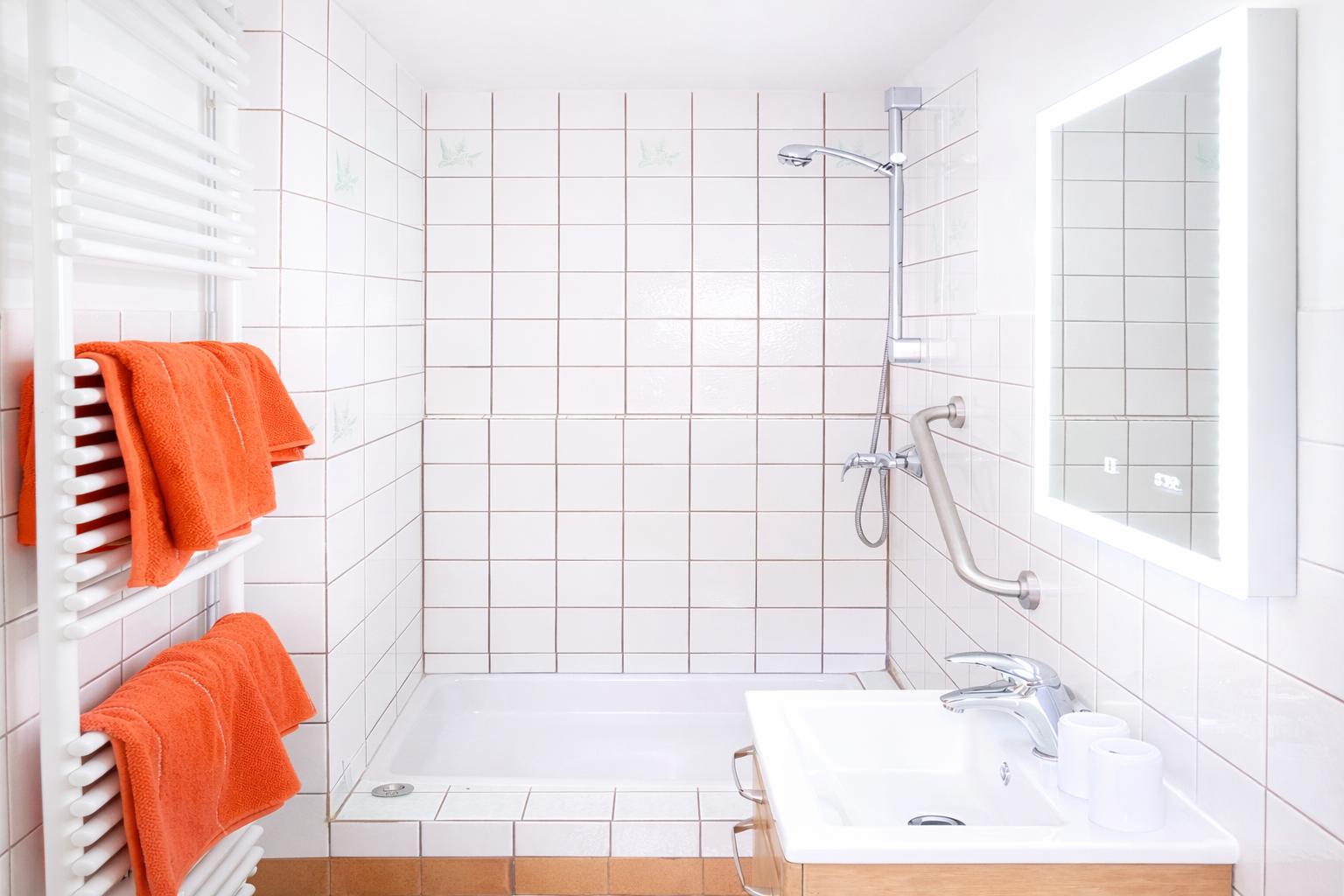 Kleines Badezimmer mit Fenster, Dusche & WC