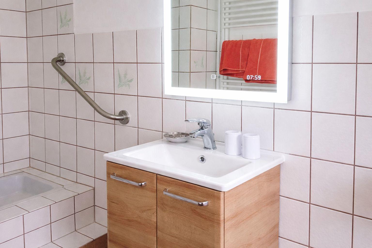 Badezimmer mit LED Spiegel