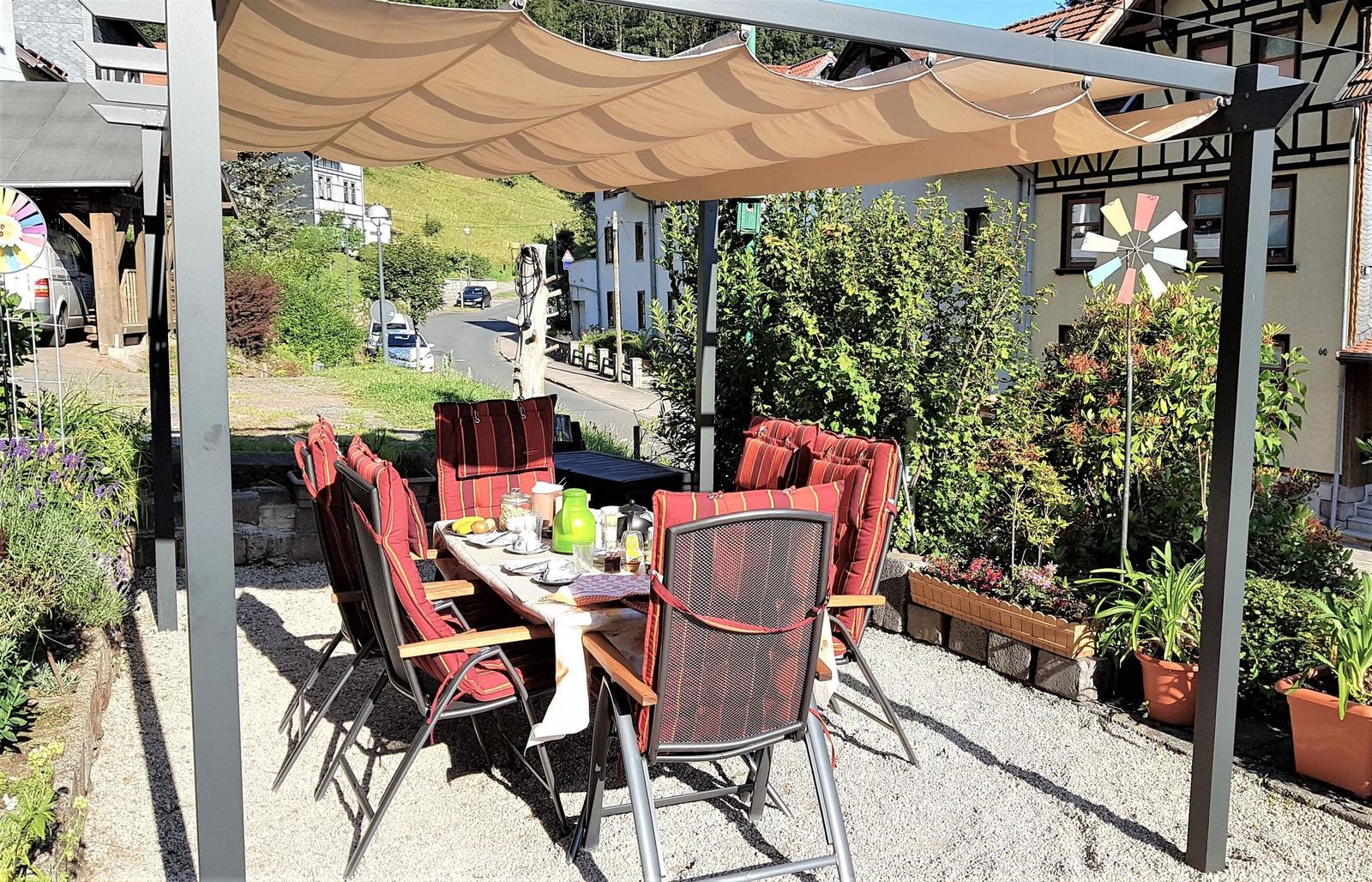 Sitzbereich im Garten, beschattet