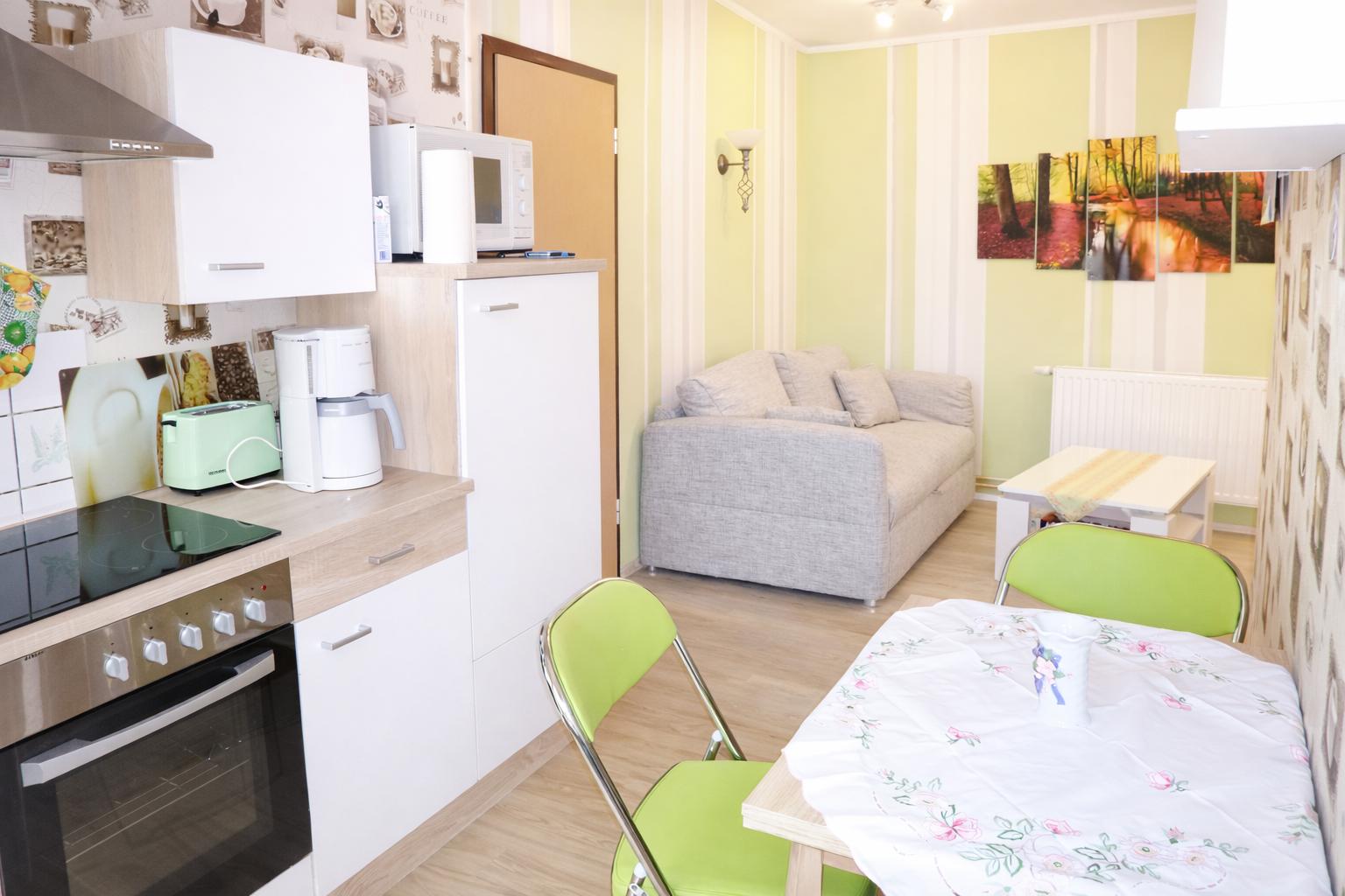 Offenes Wohnzimmer mit Sofa als Aufbettung