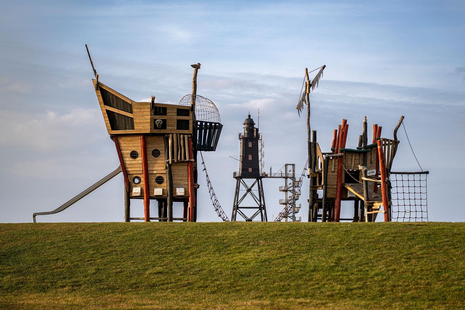 Piratenschiff- und Turmspielplatz auf grünem Hang