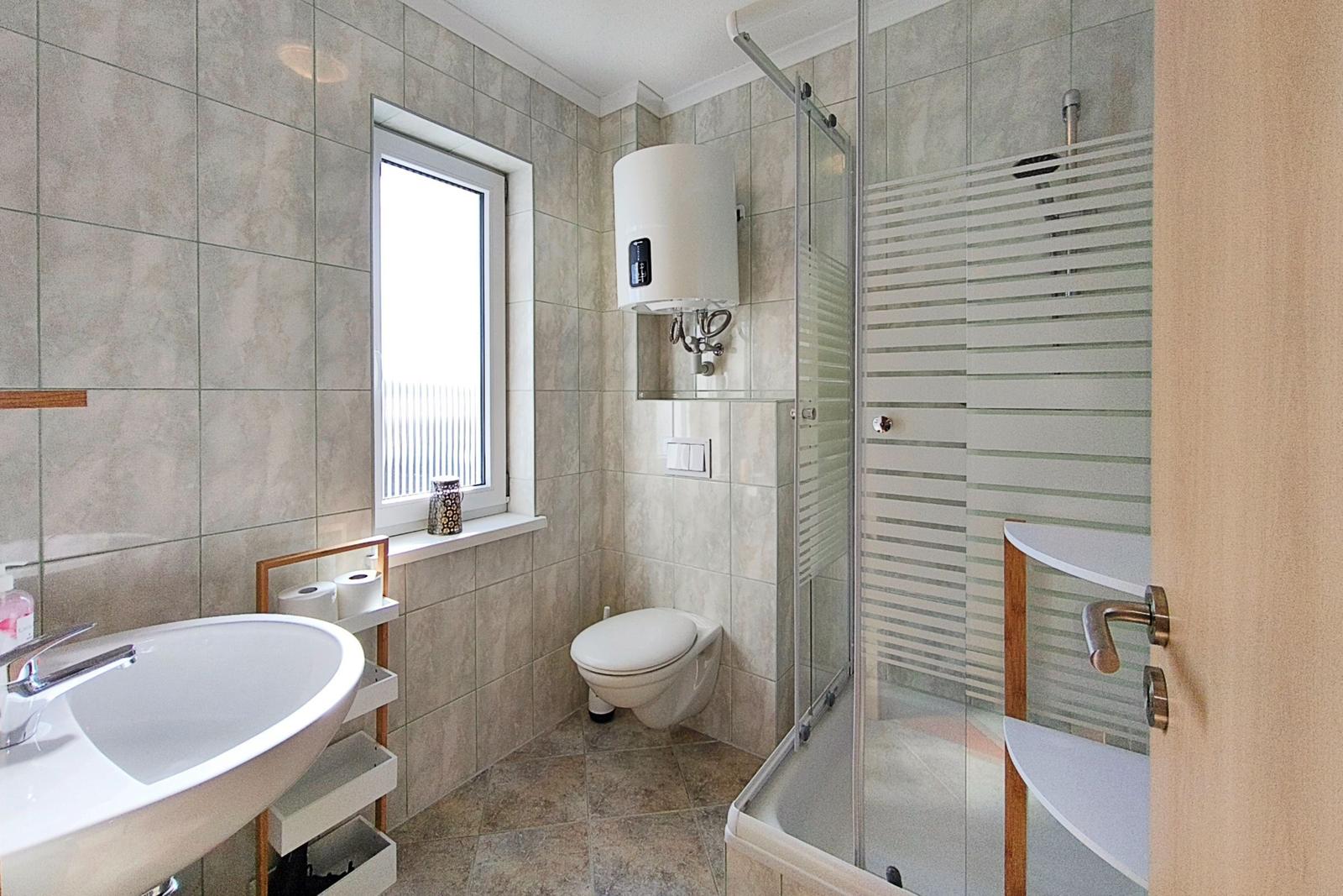 Modernes Badezimmer mit Dusche und Fenster in Loddin