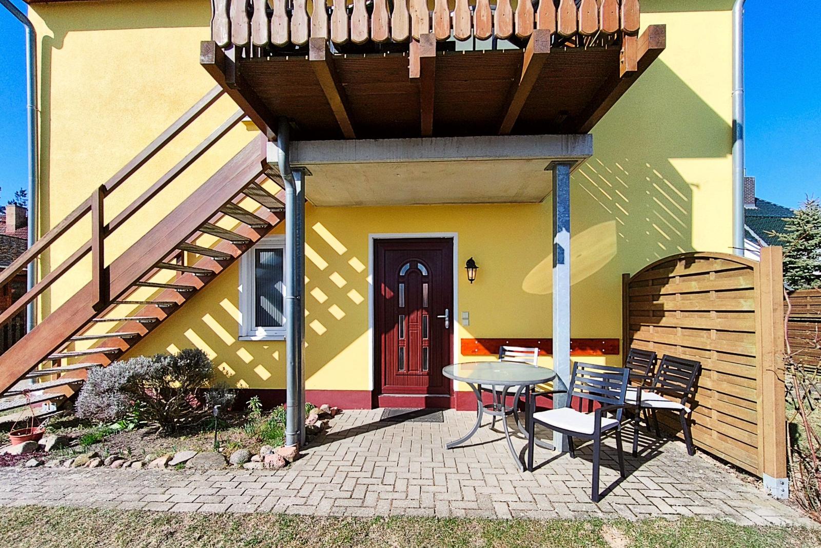Hauseingang und Außenbereich der Ferienwohnung Reimann