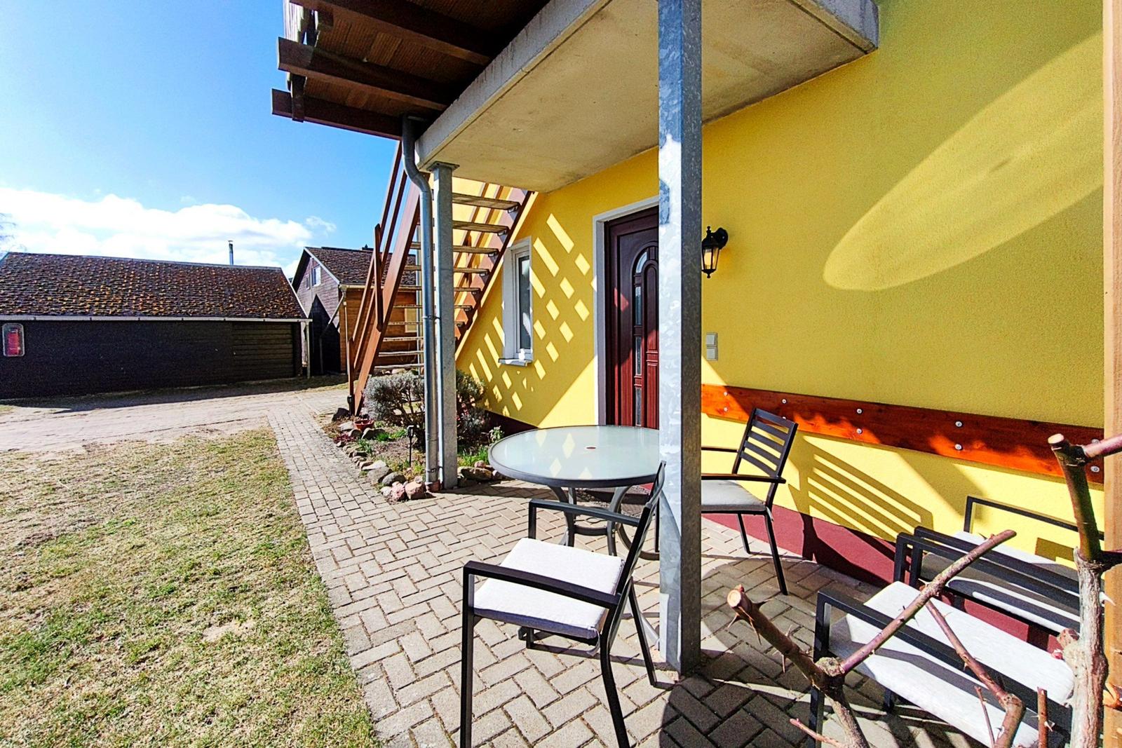 Möblierte Terrasse für entspannte Stunden an der frischen Luft