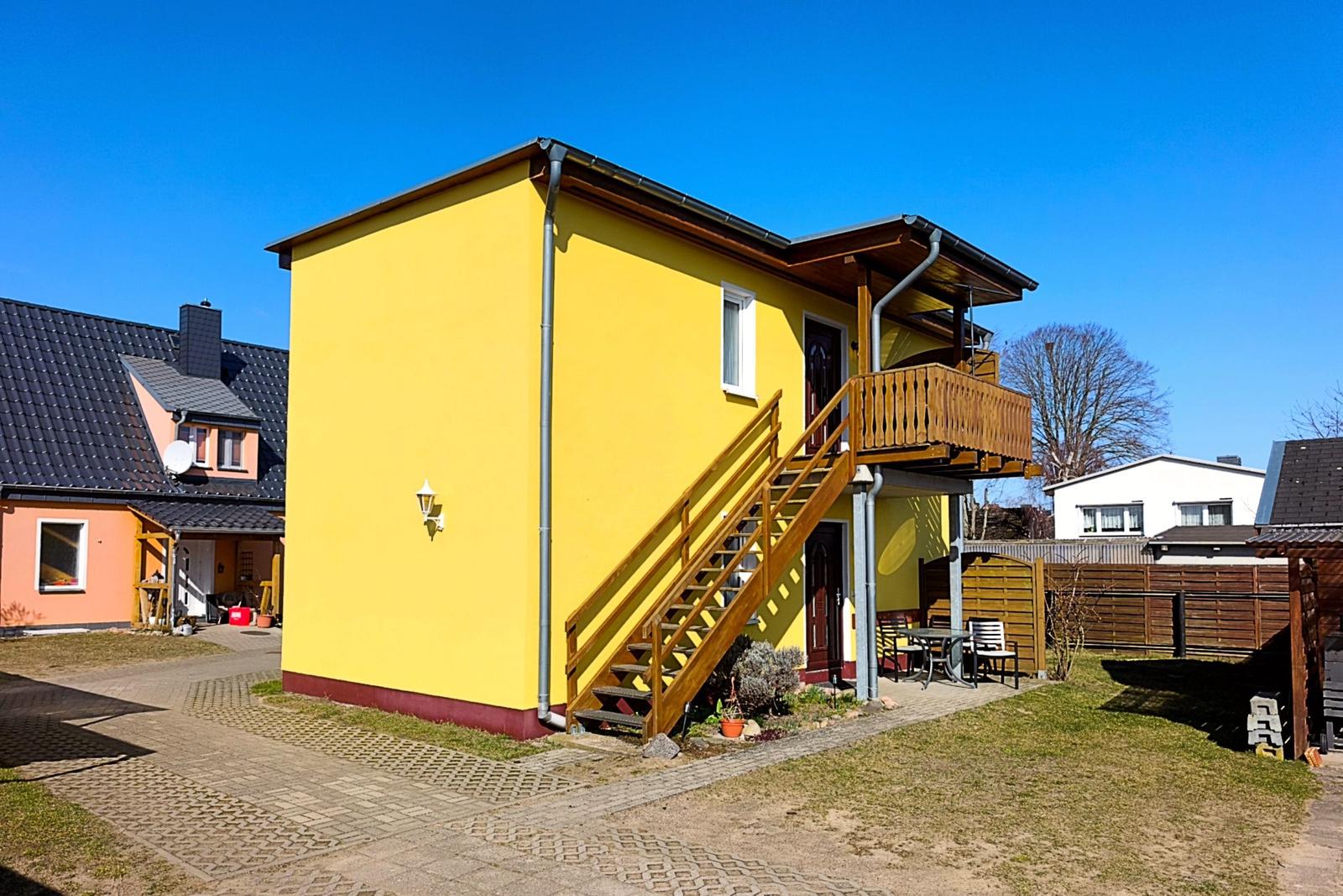 Blick auf das weitläufige Grundstück des Ferienobjekts