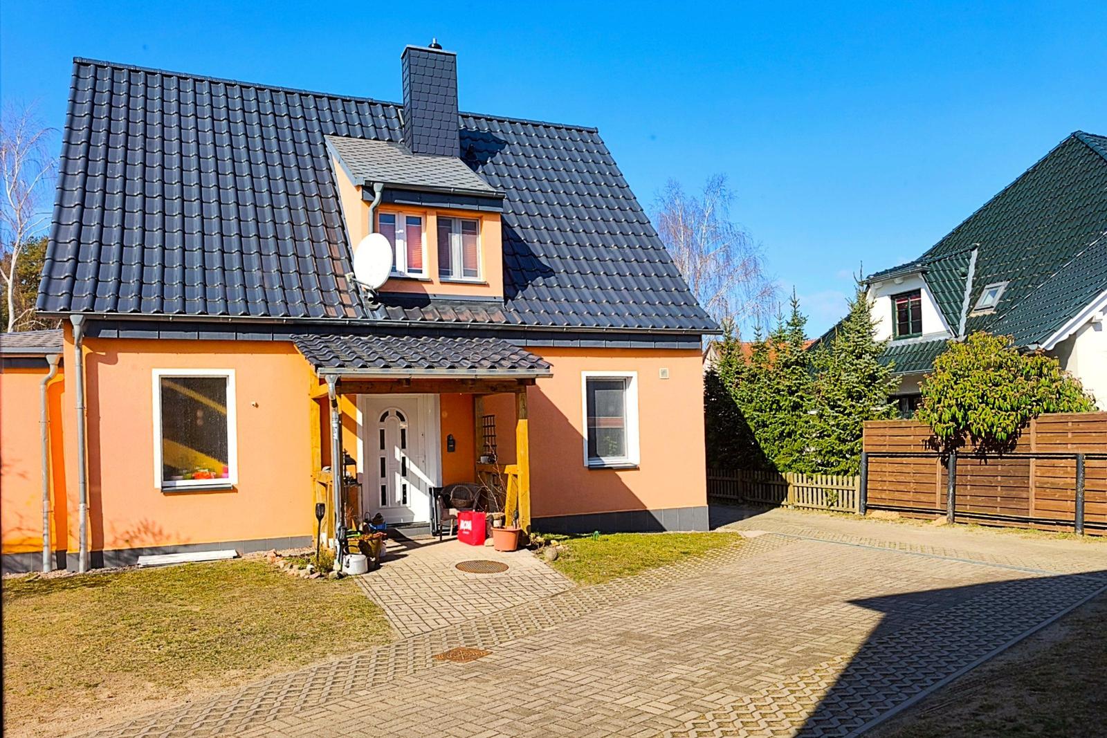 Außenansicht des Hauses mit Blick auf die ruhige Nachbarschaft